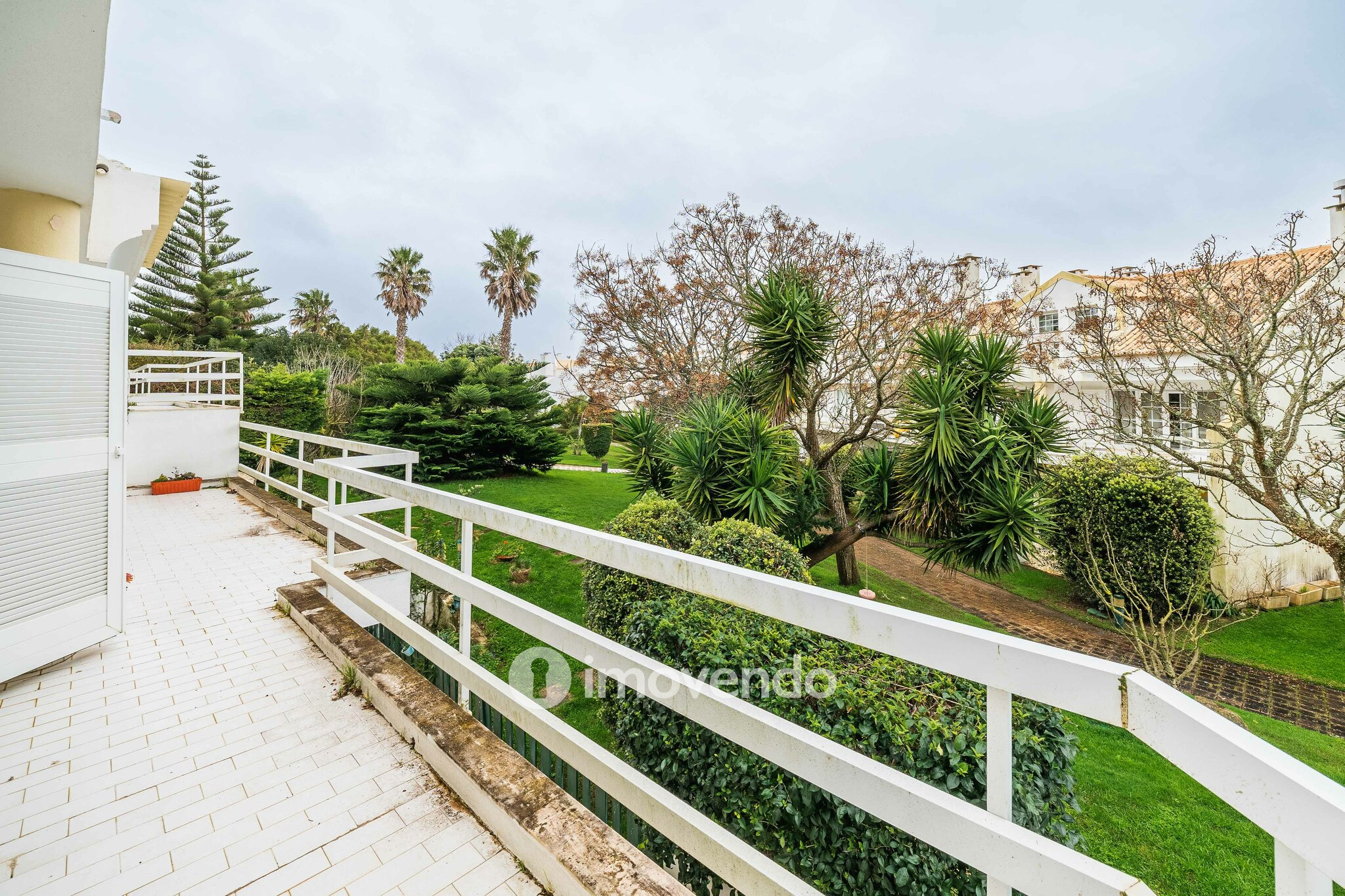 Moradia T5+2 com garagem, em condomínio com piscina, em Murches