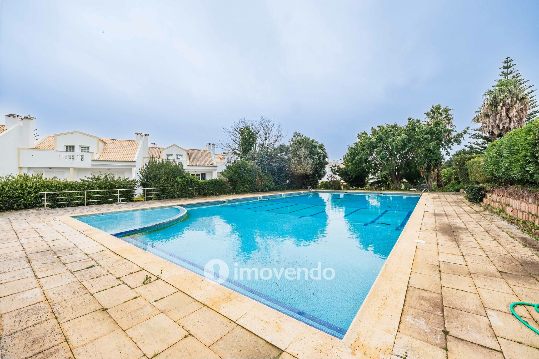 Moradia T5+2 com garagem, em condomínio com piscina, em Murches