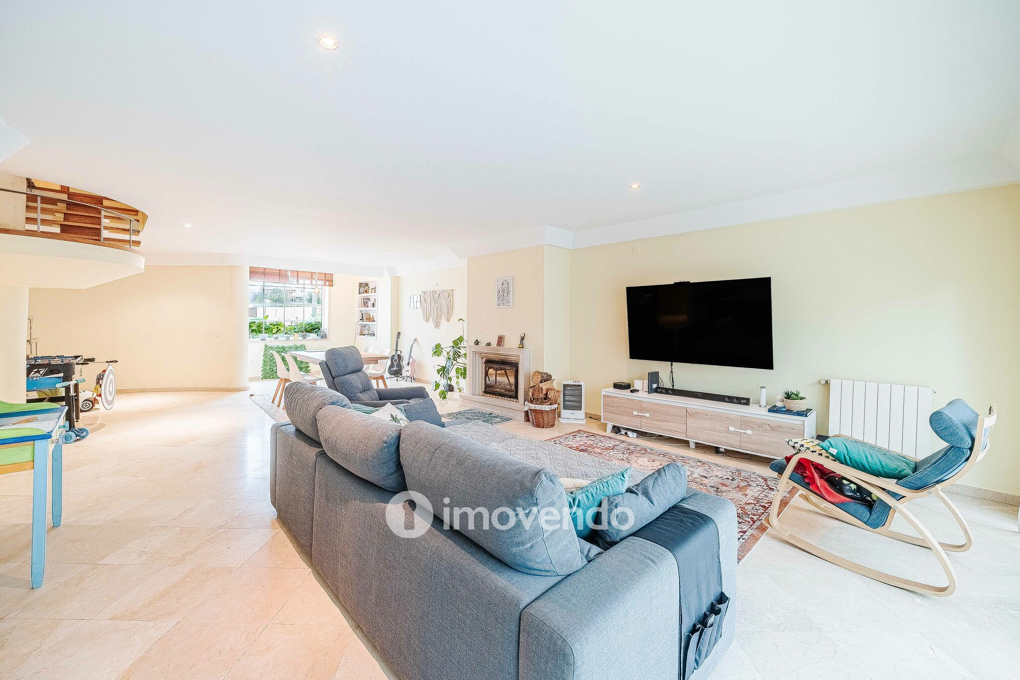 Moradia T5+2 com garagem, em condomínio com piscina, em Murches