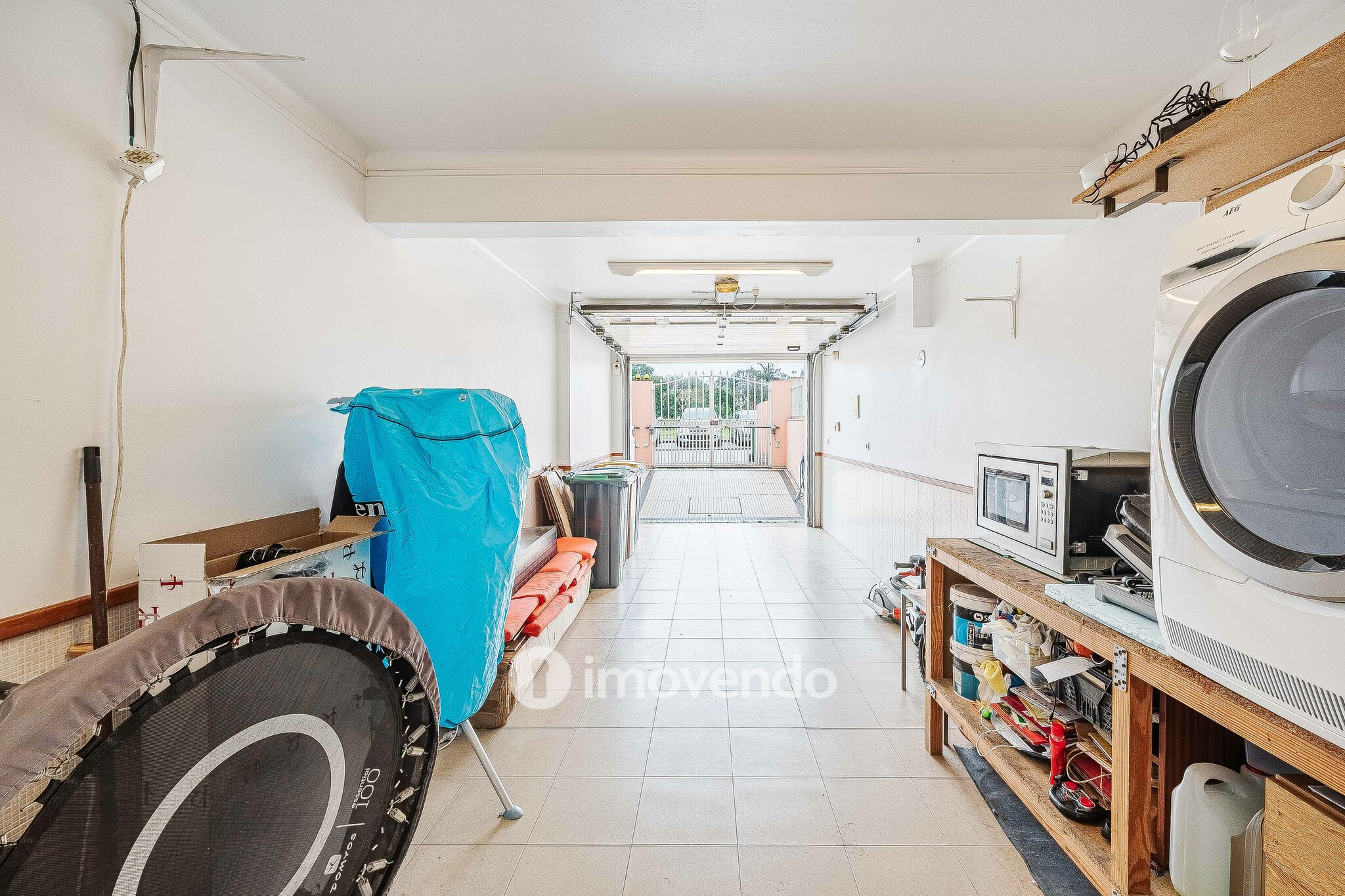 Andar de Moradia T2 Duplex, com garagem e logradouro, no Seixal