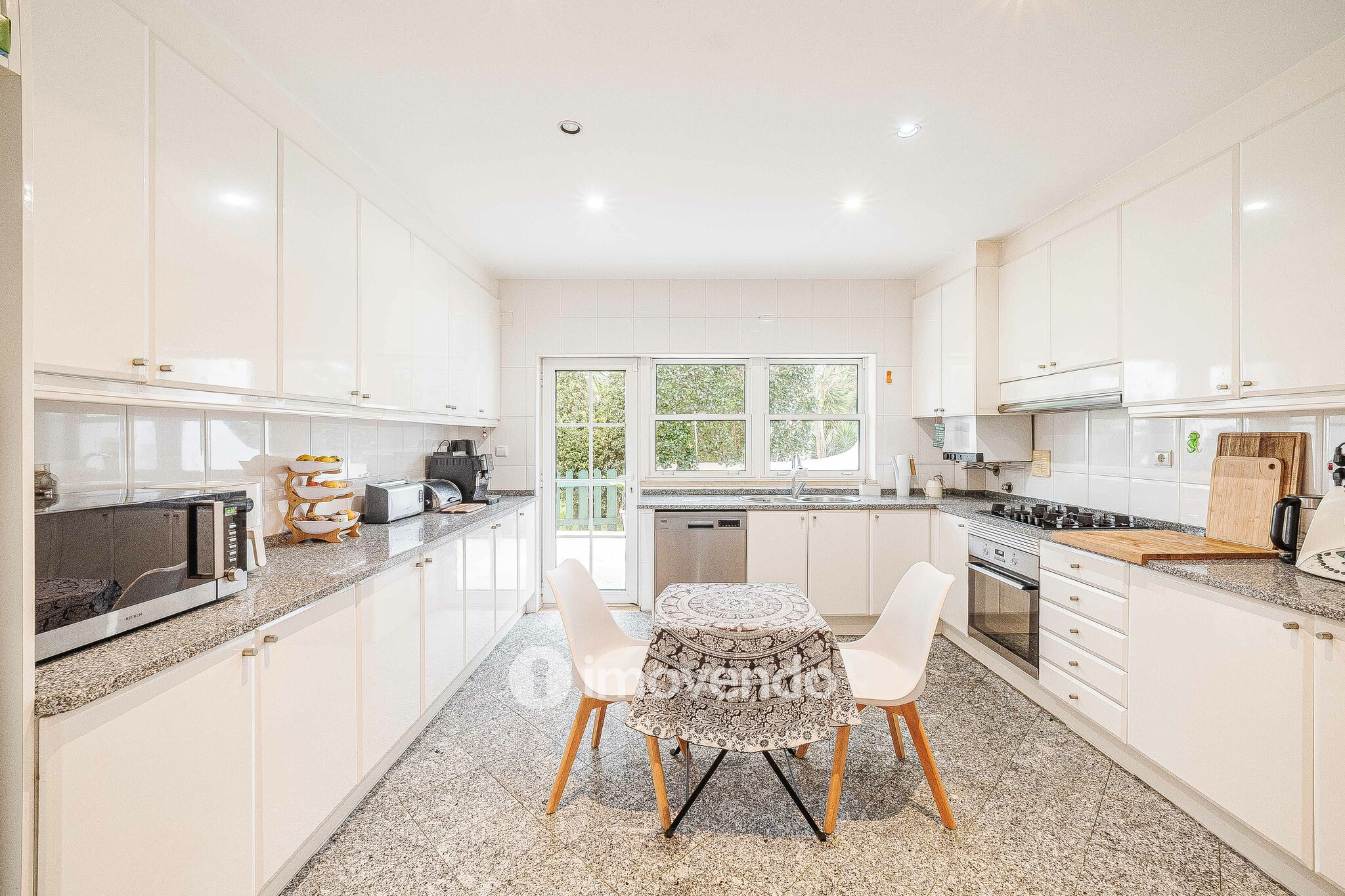 Moradia T5+2 com garagem, em condomínio com piscina, em Murches