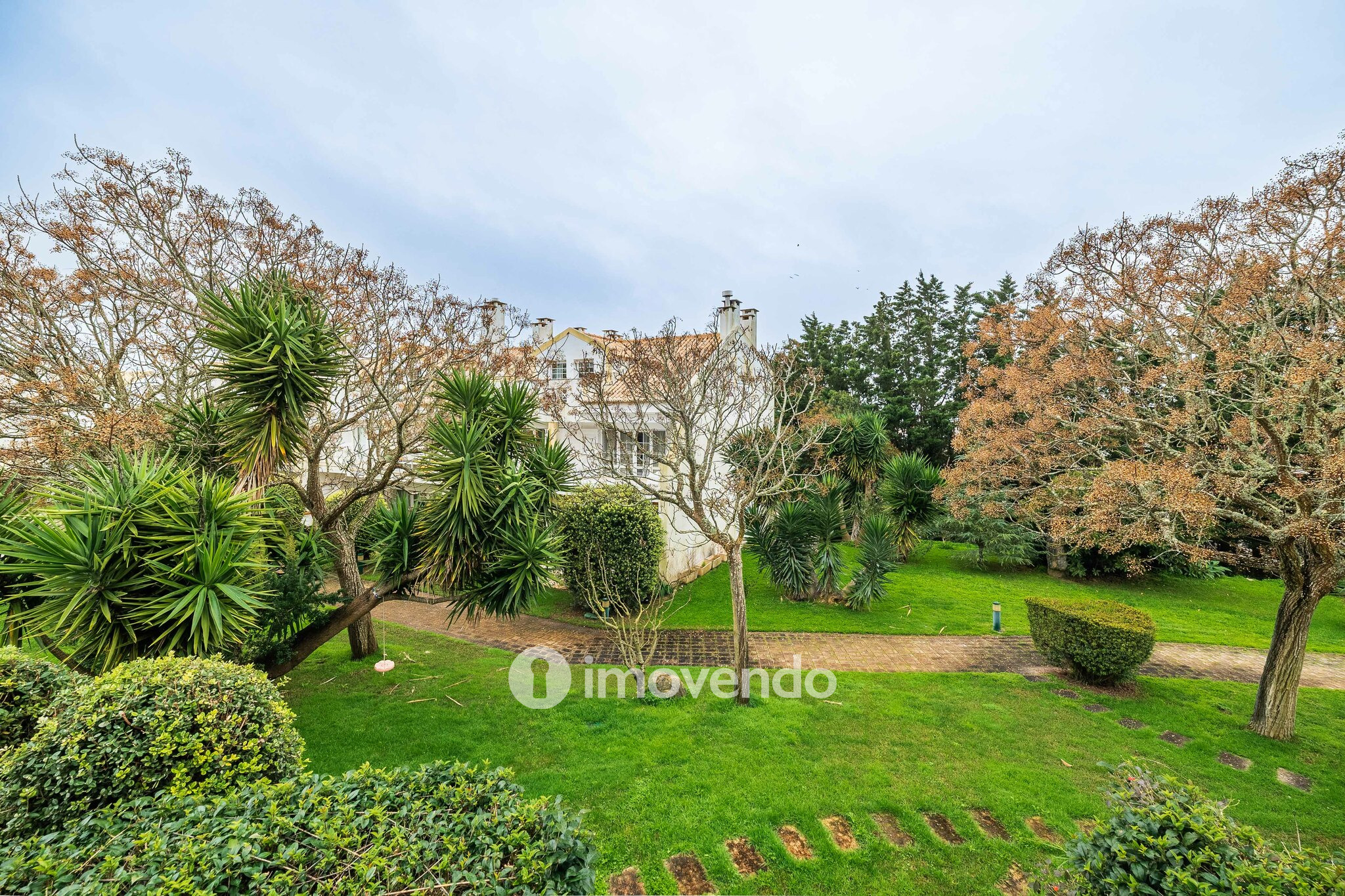 Moradia T5+2 com garagem, em condomínio com piscina, em Murches