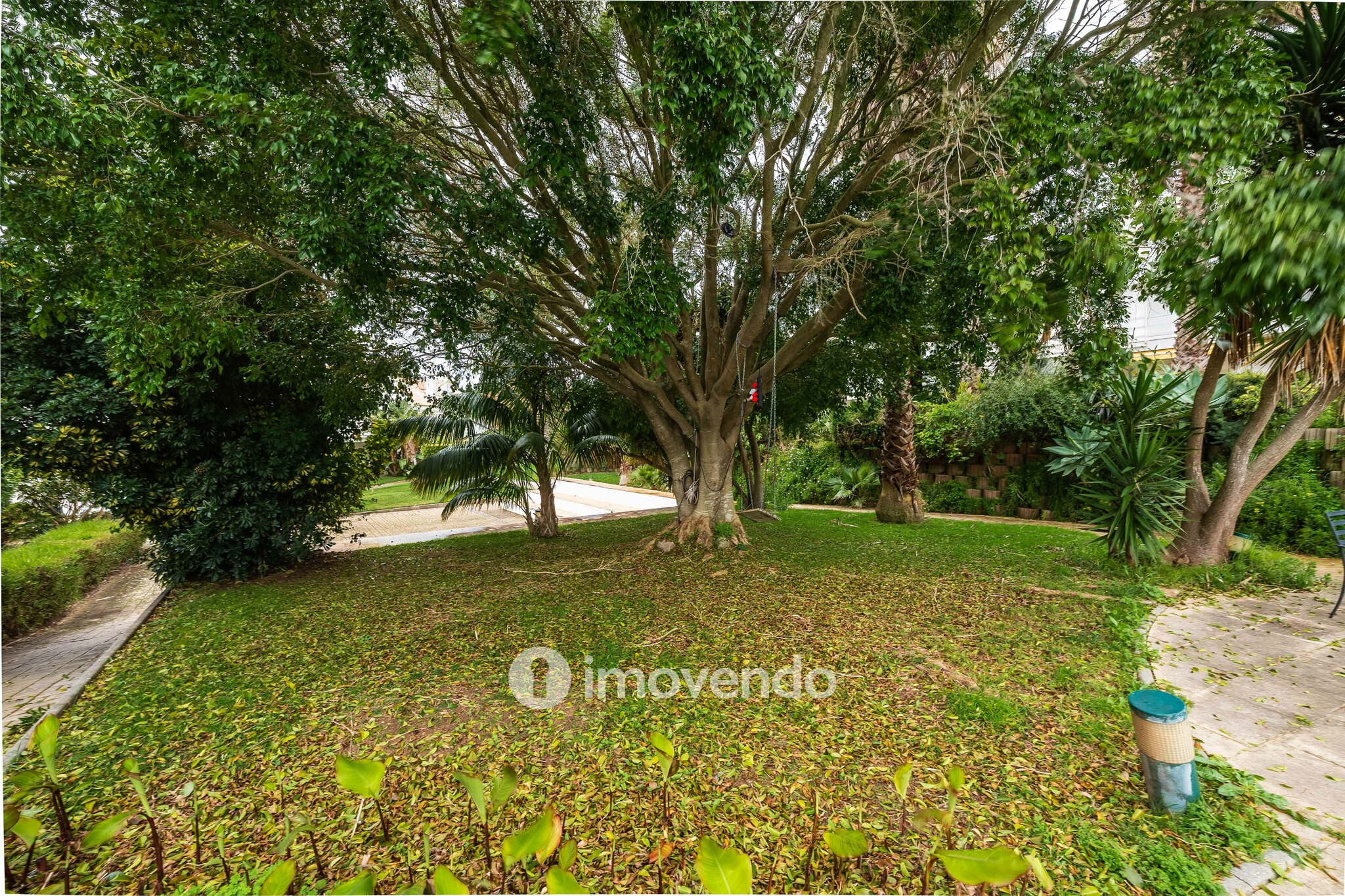 Moradia T5+2 com garagem, em condomínio com piscina, em Murches