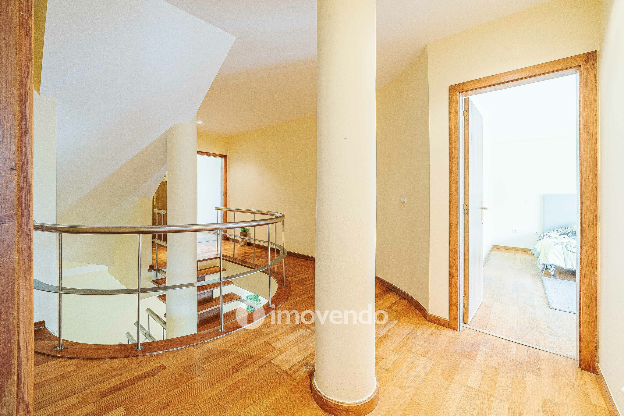 Moradia T5+2 com garagem, em condomínio com piscina, em Murches