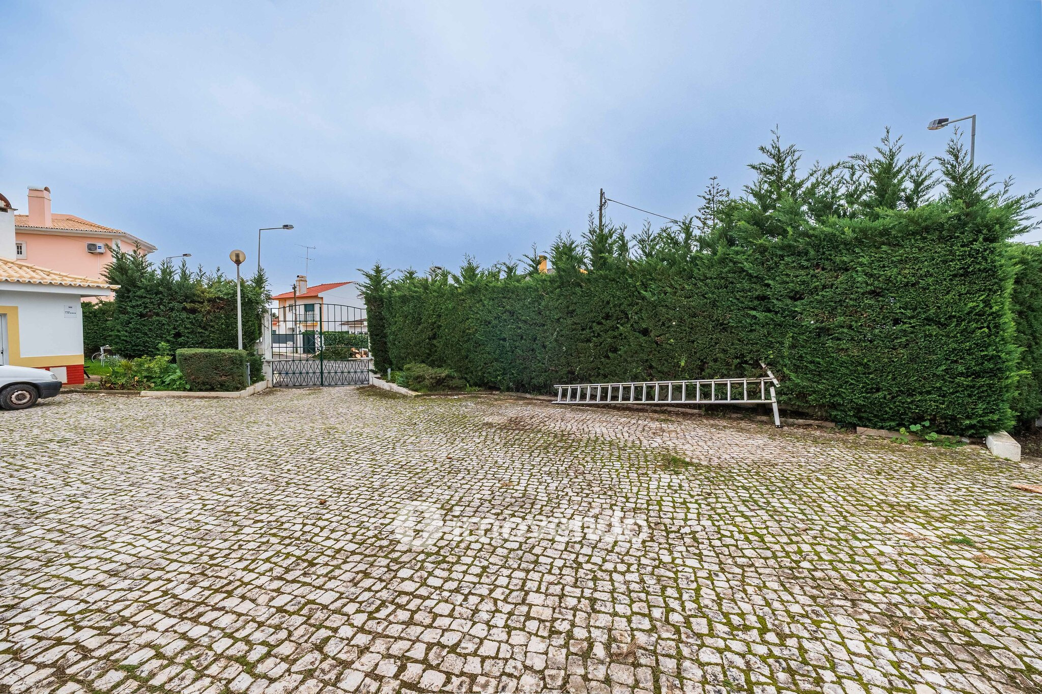 Moradia T5+2 com garagem, em condomínio com piscina, em Murches