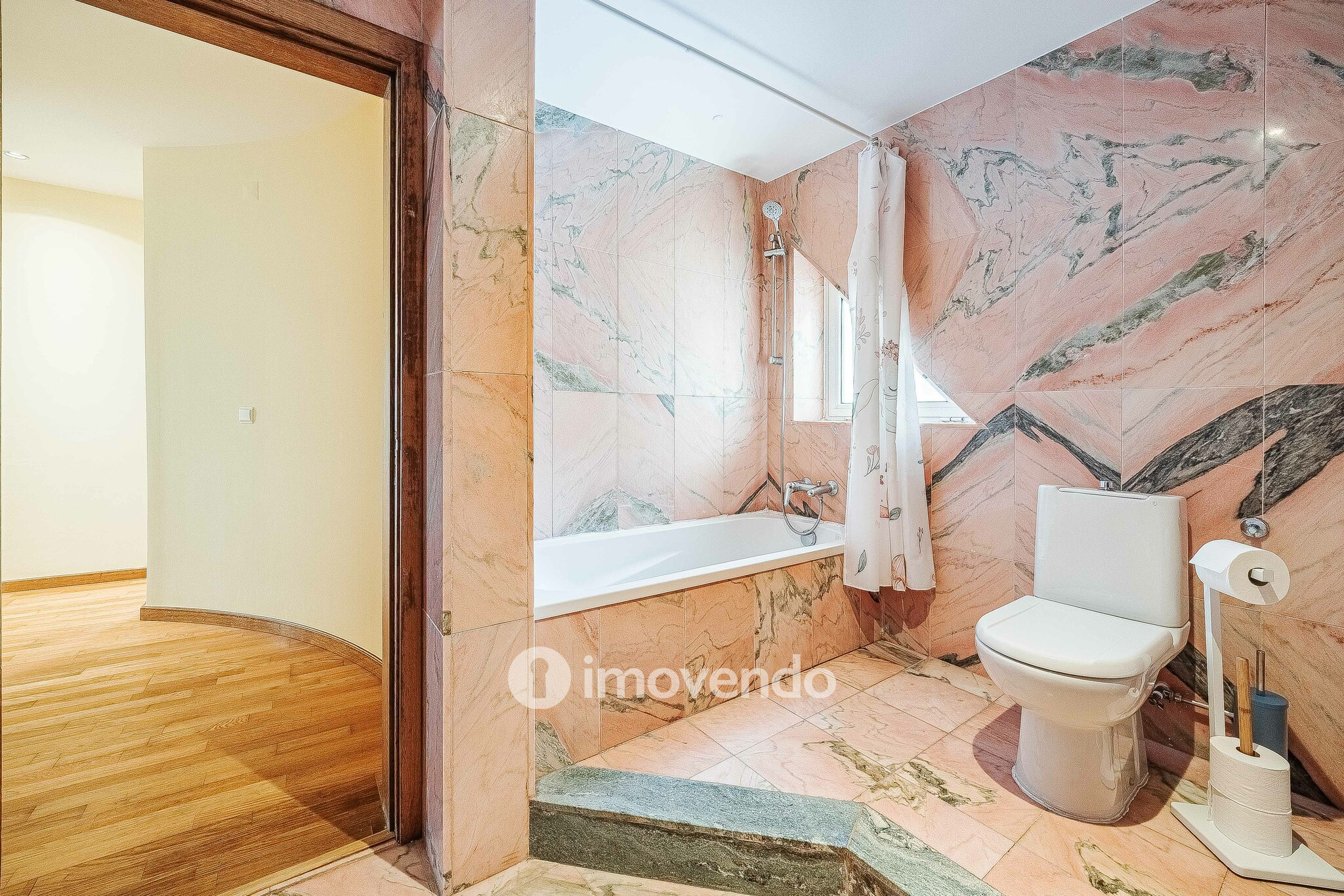 Moradia T5+2 com garagem, em condomínio com piscina, em Murches