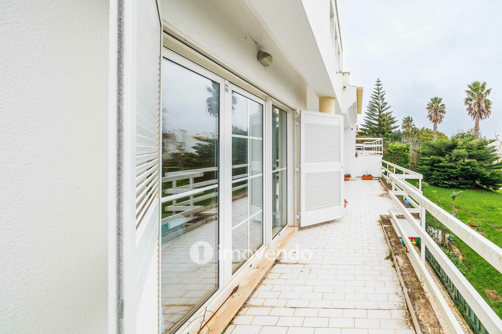 Moradia T5+2 com garagem, em condomínio com piscina, em Murches