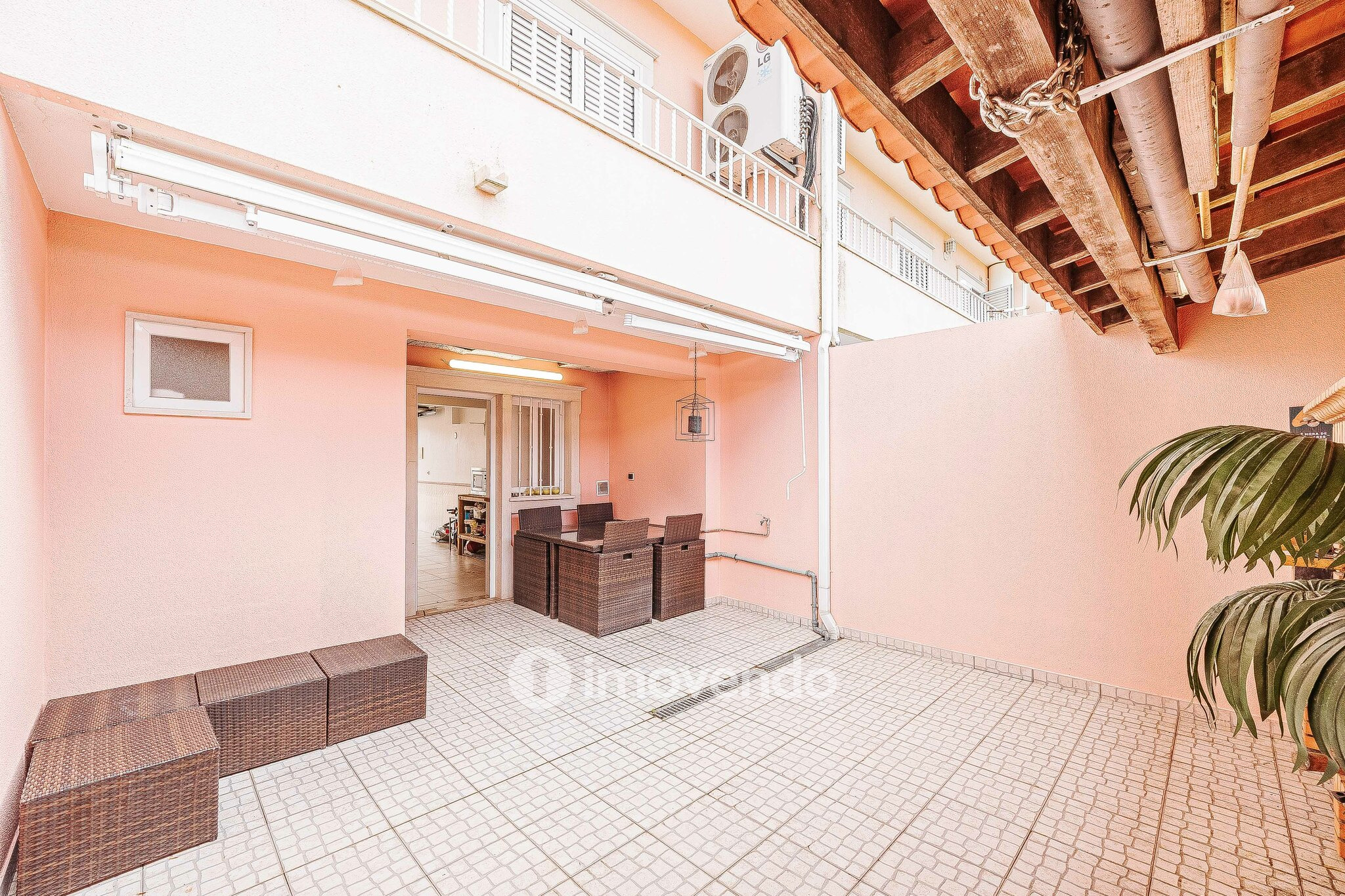 Andar de Moradia T2 Duplex, com garagem e logradouro, no Seixal