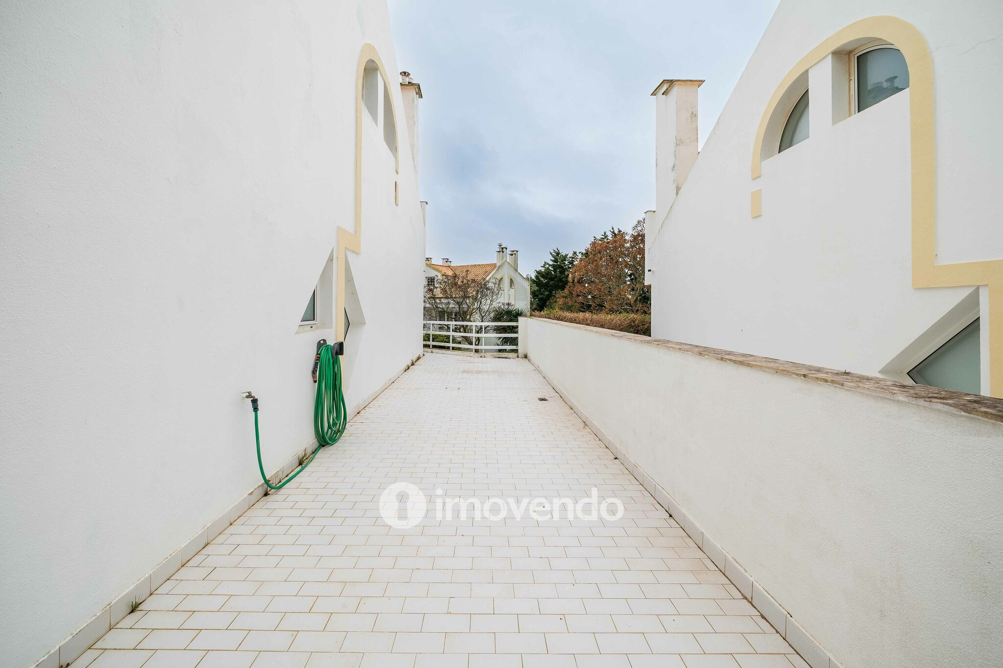 Moradia T5+2 com garagem, em condomínio com piscina, em Murches