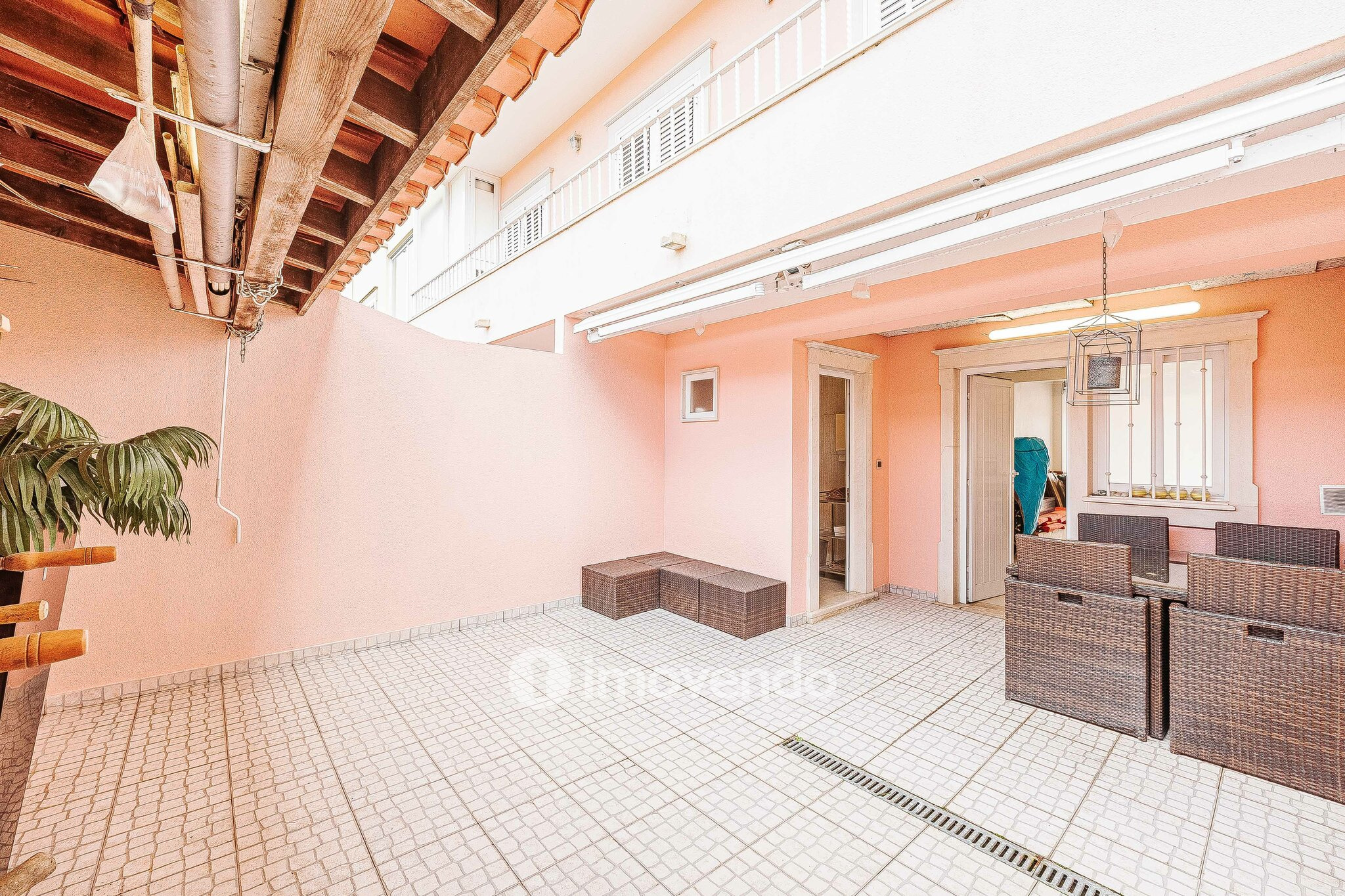 Andar de Moradia T2 Duplex, com garagem e logradouro, no Seixal