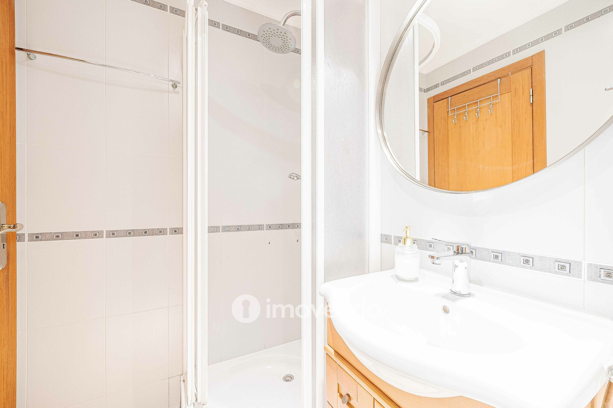 Andar de Moradia T2 Duplex, com garagem e logradouro, no Seixal