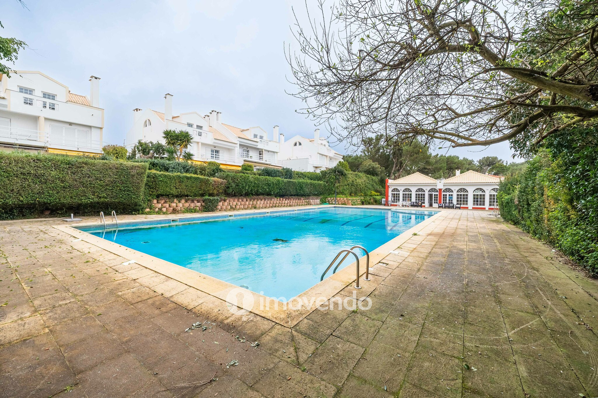 Moradia T5+2 com garagem, em condomínio com piscina, em Murches