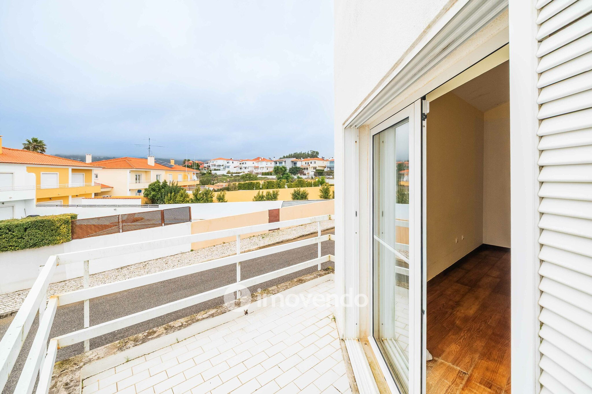 Moradia T5+2 com garagem, em condomínio com piscina, em Murches