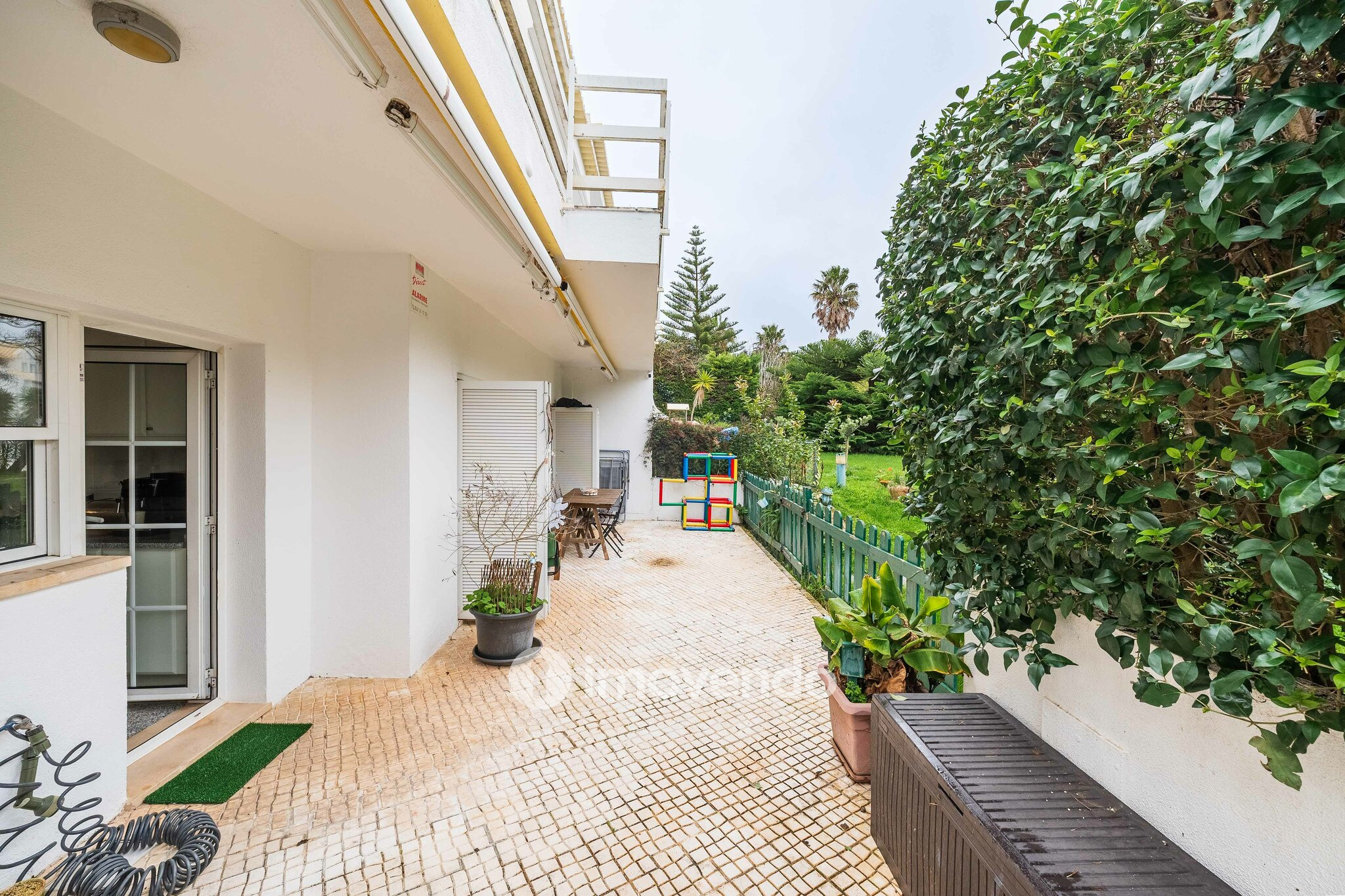 Moradia T5+2 com garagem, em condomínio com piscina, em Murches