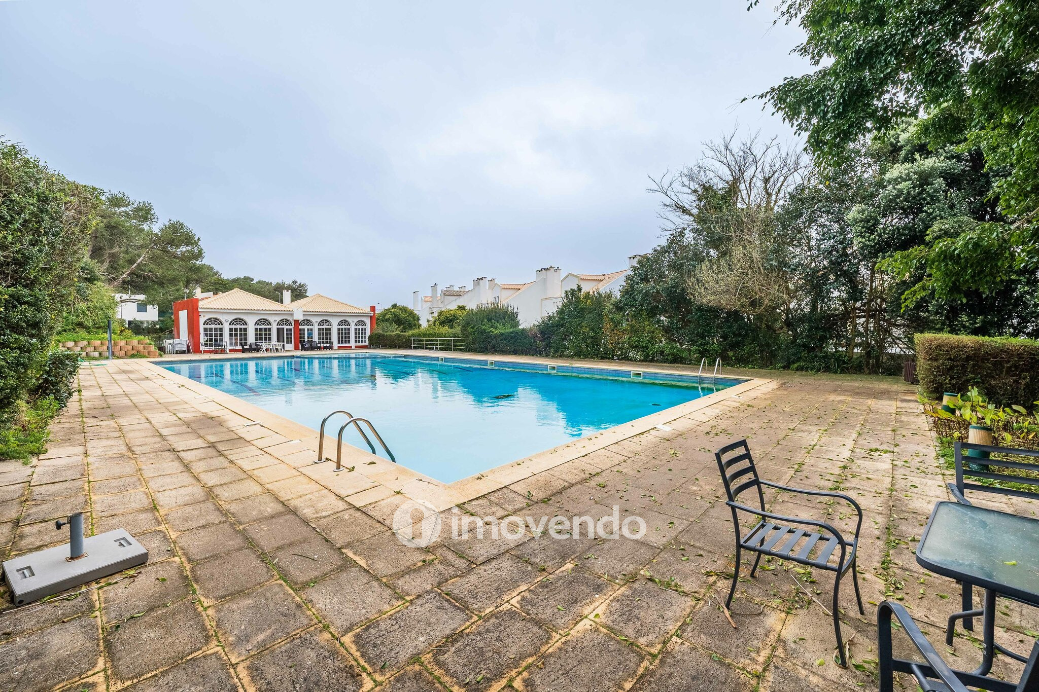 Moradia T5+2 com garagem, em condomínio com piscina, em Murches