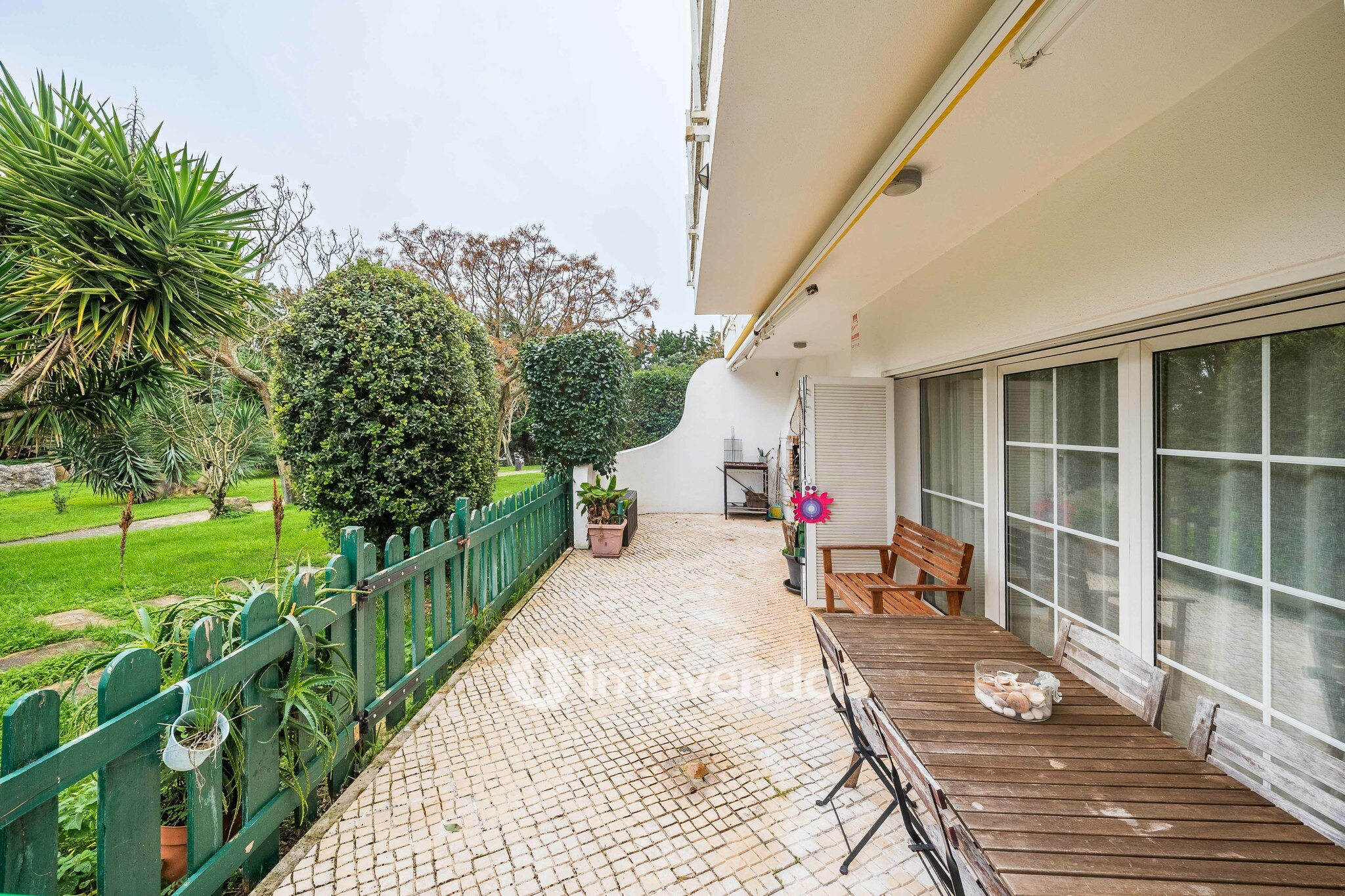 Moradia T5+2 com garagem, em condomínio com piscina, em Murches