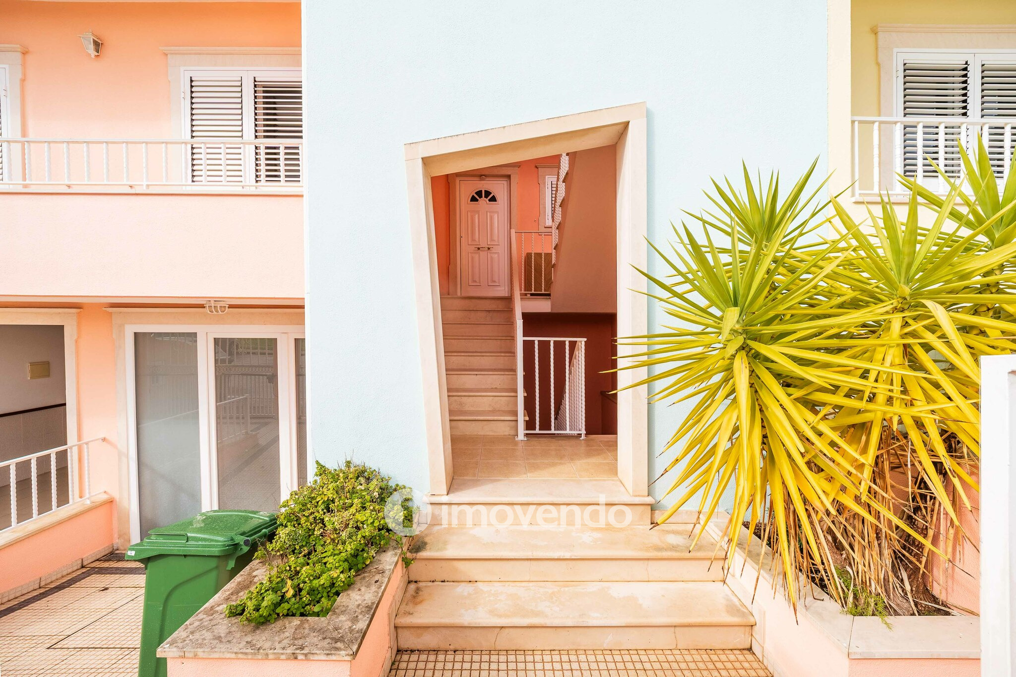 Andar de Moradia T2 Duplex, com garagem e logradouro, no Seixal