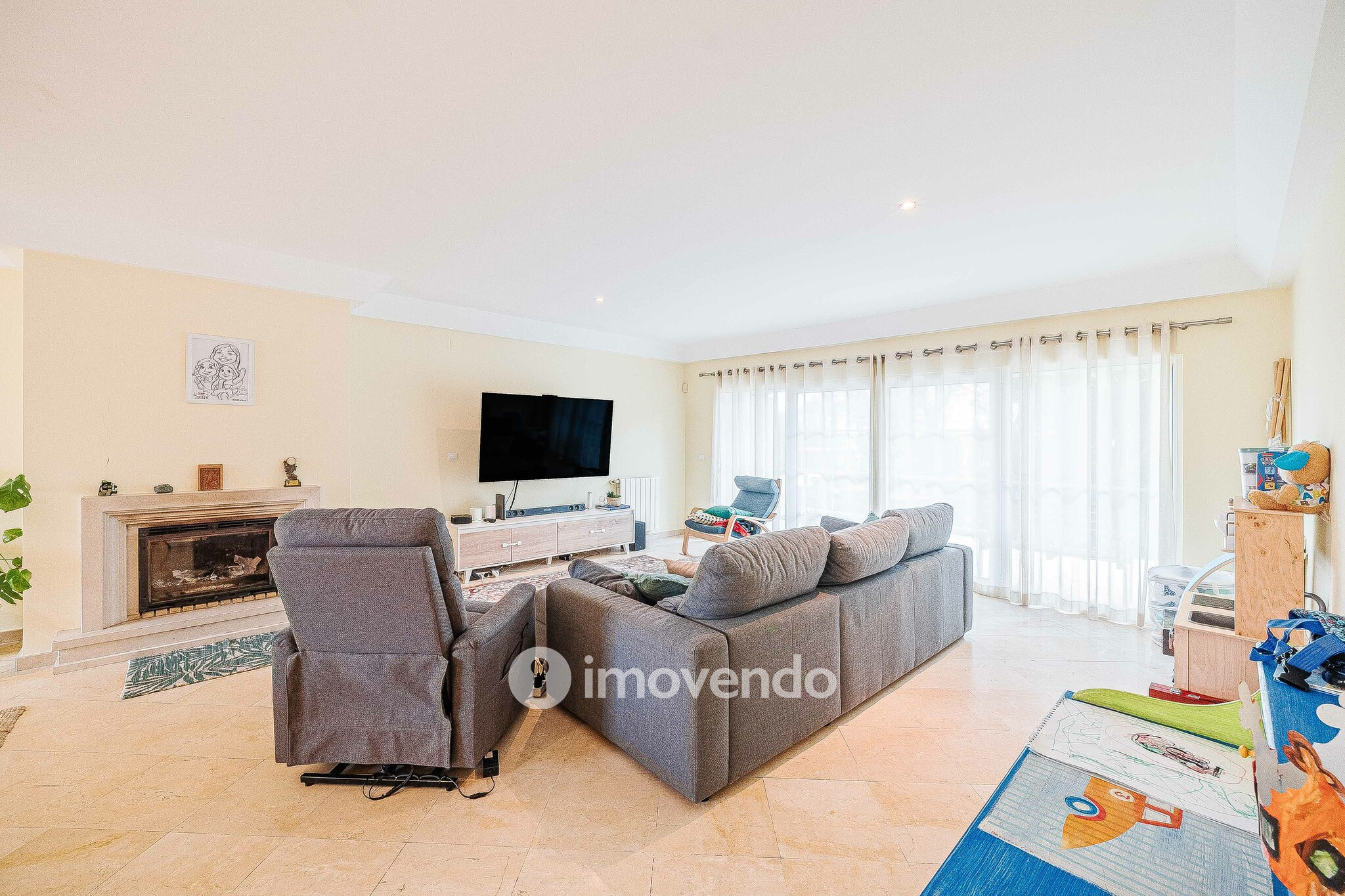 Moradia T5+2 com garagem, em condomínio com piscina, em Murches