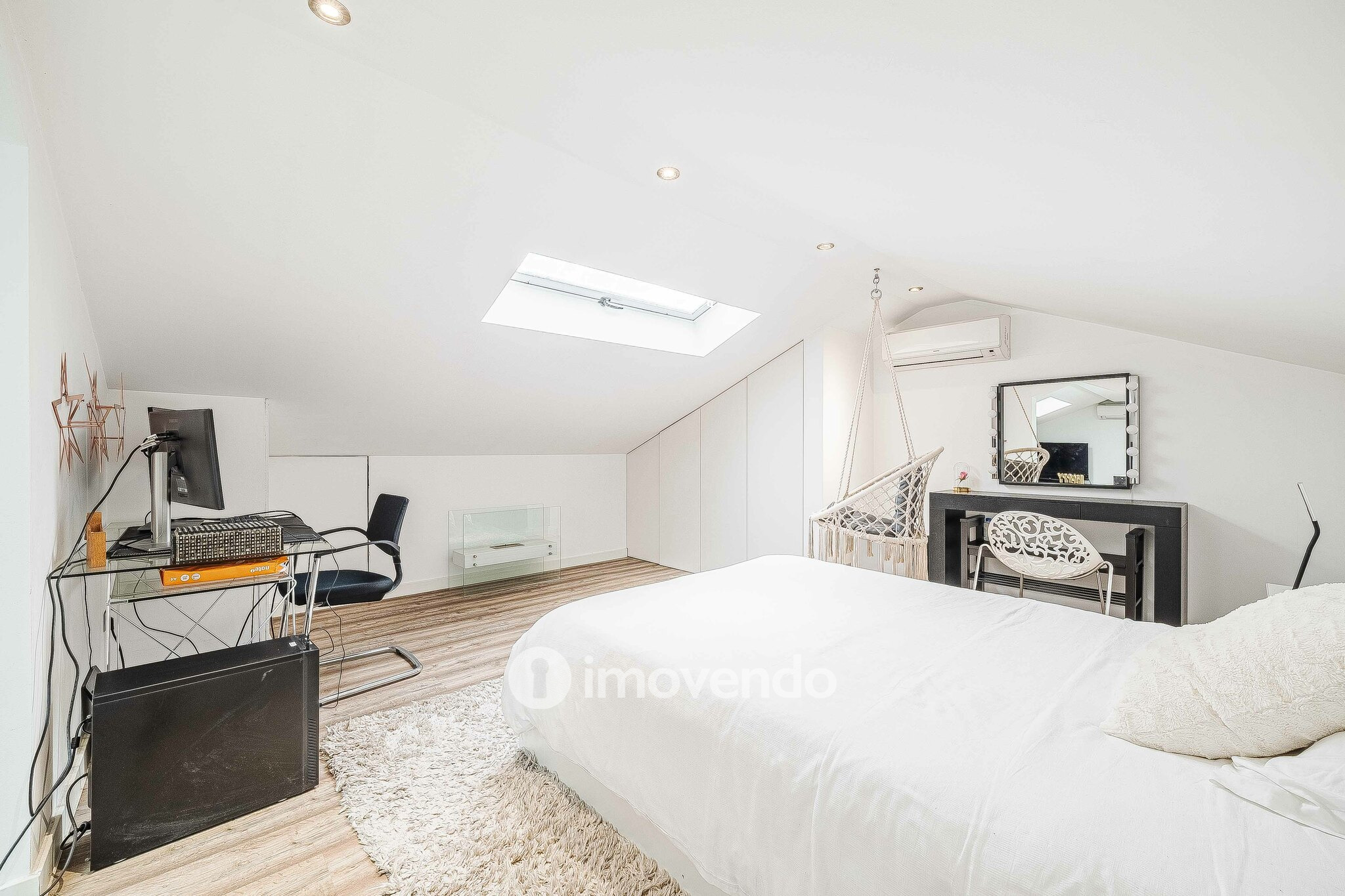 Andar de Moradia T2 Duplex, com garagem e logradouro, no Seixal