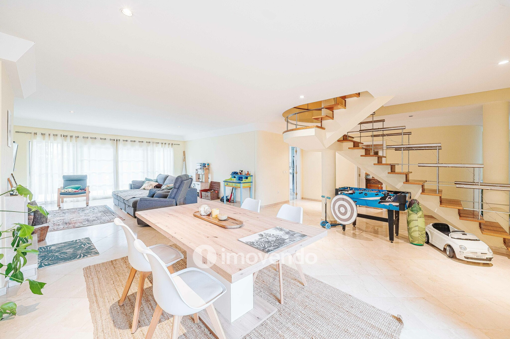 Moradia T5+2 com garagem, em condomínio com piscina, em Murches