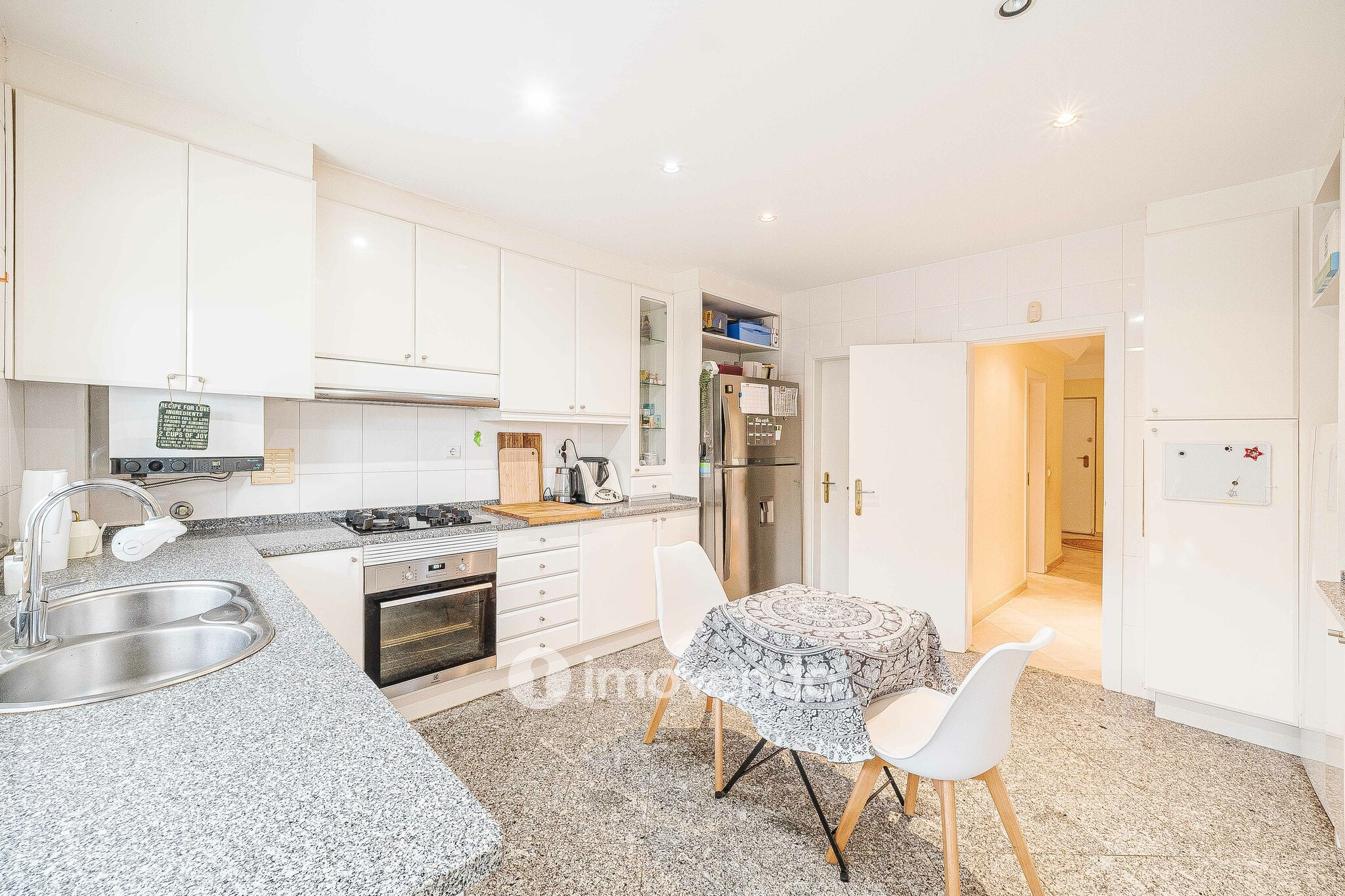 Moradia T5+2 com garagem, em condomínio com piscina, em Murches