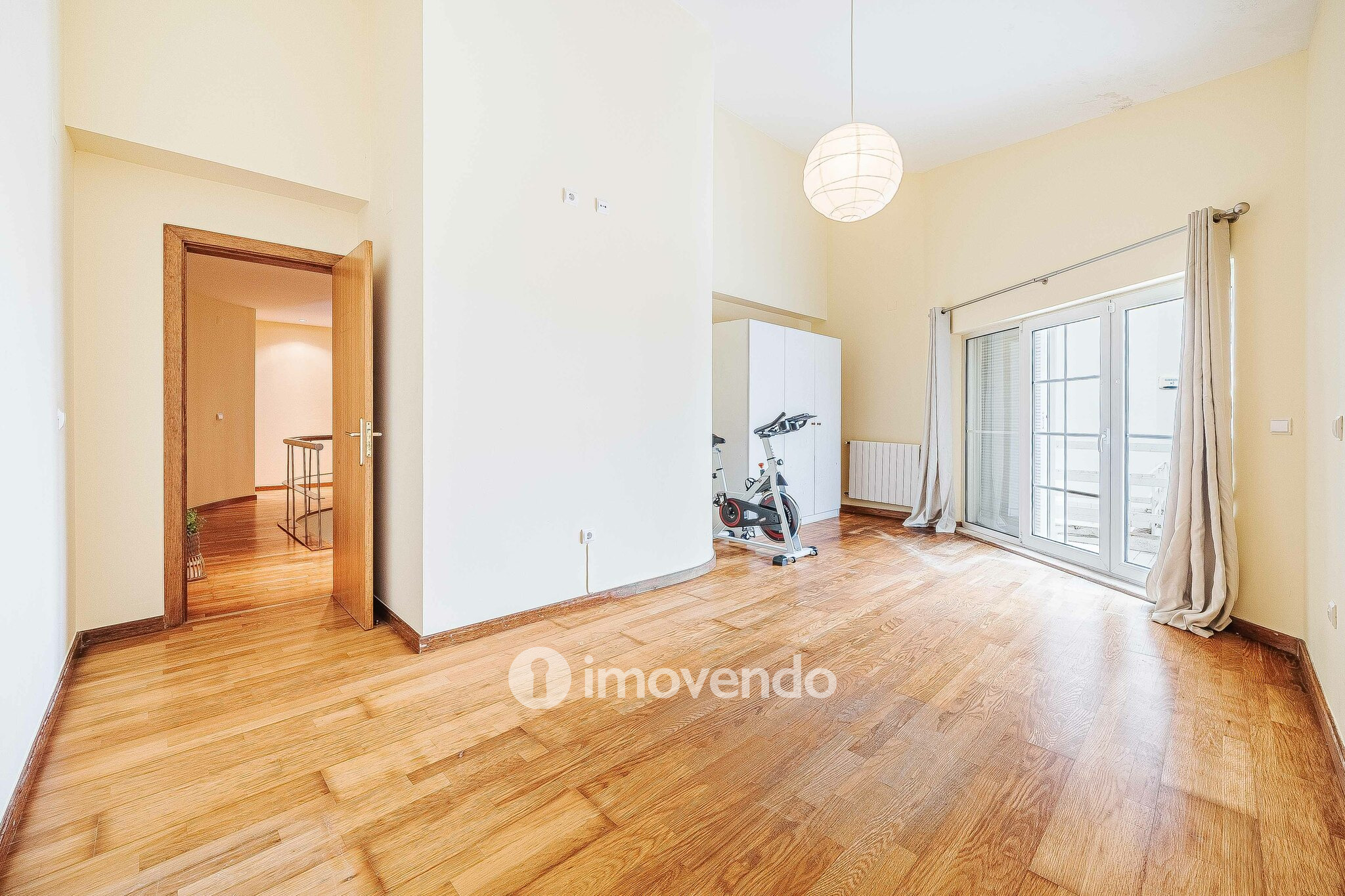 Moradia T5+2 com garagem, em condomínio com piscina, em Murches