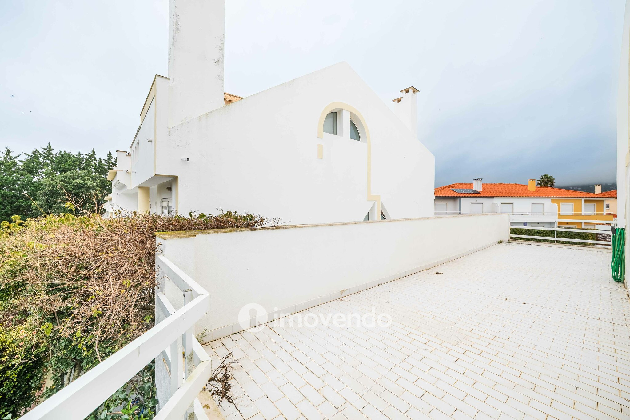 Moradia T5+2 com garagem, em condomínio com piscina, em Murches