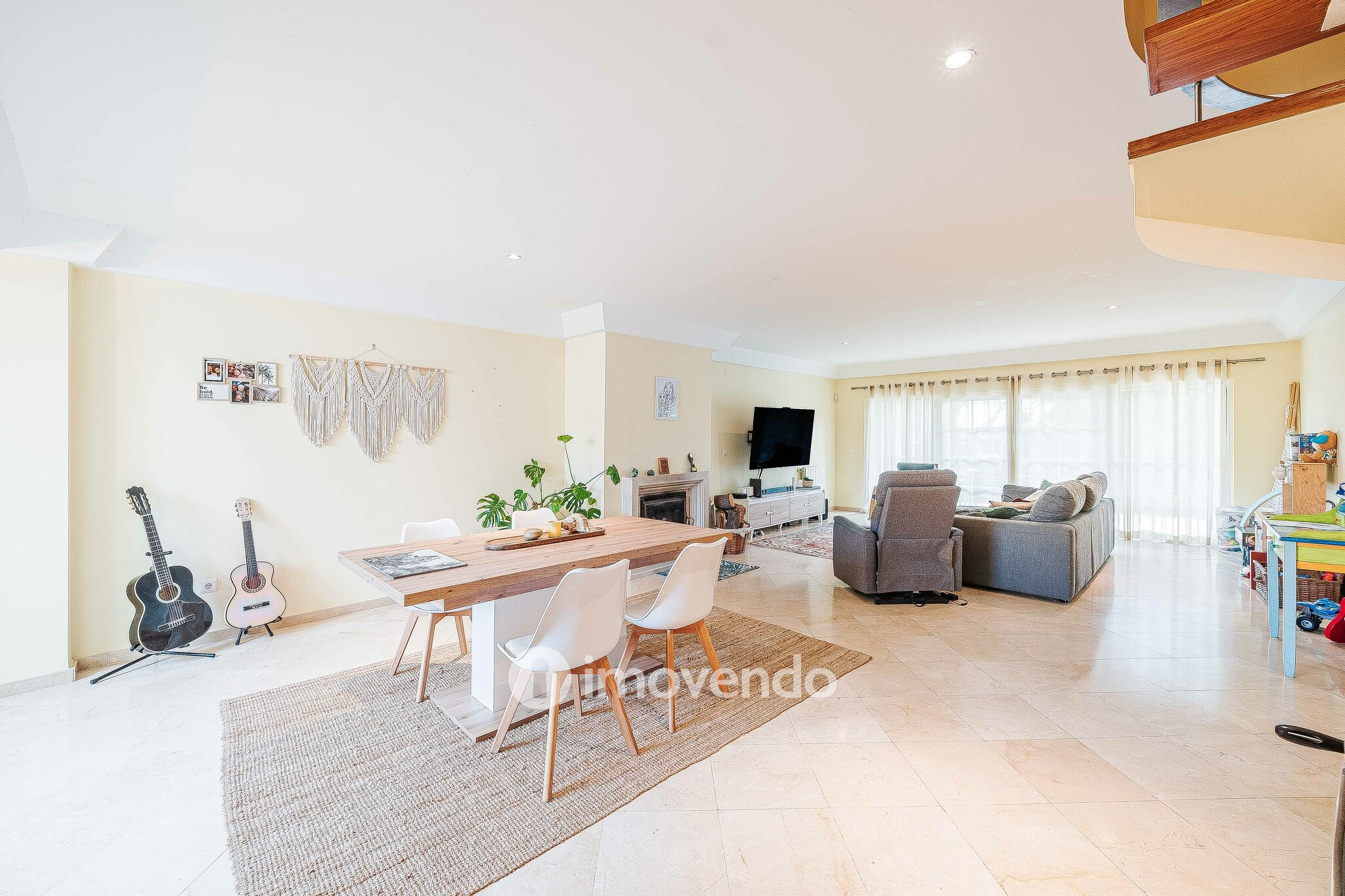 Moradia T5+2 com garagem, em condomínio com piscina, em Murches