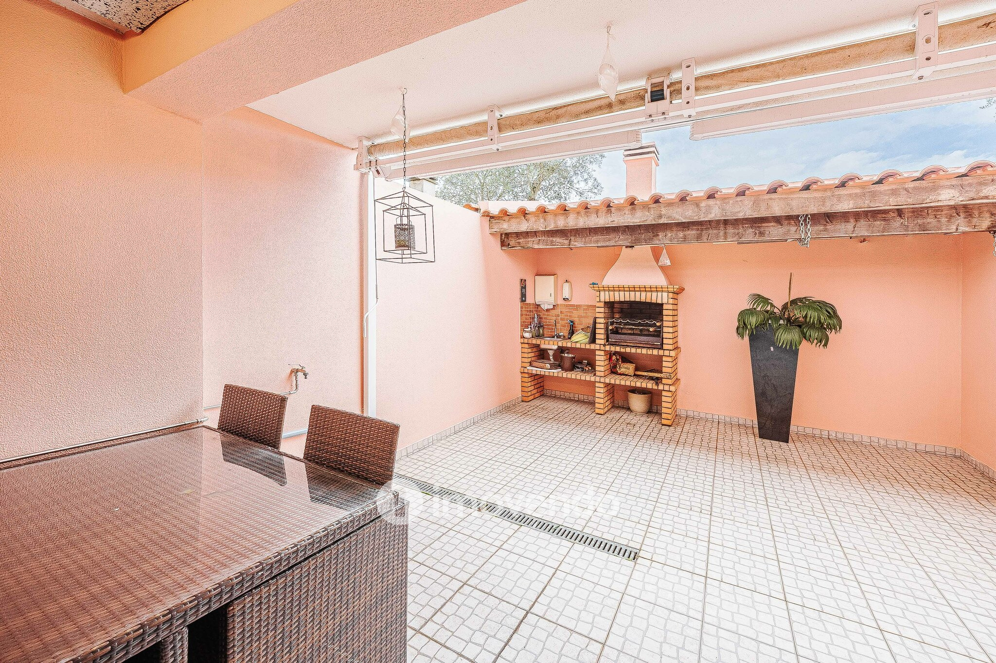 Andar de Moradia T2 Duplex, com garagem e logradouro, no Seixal