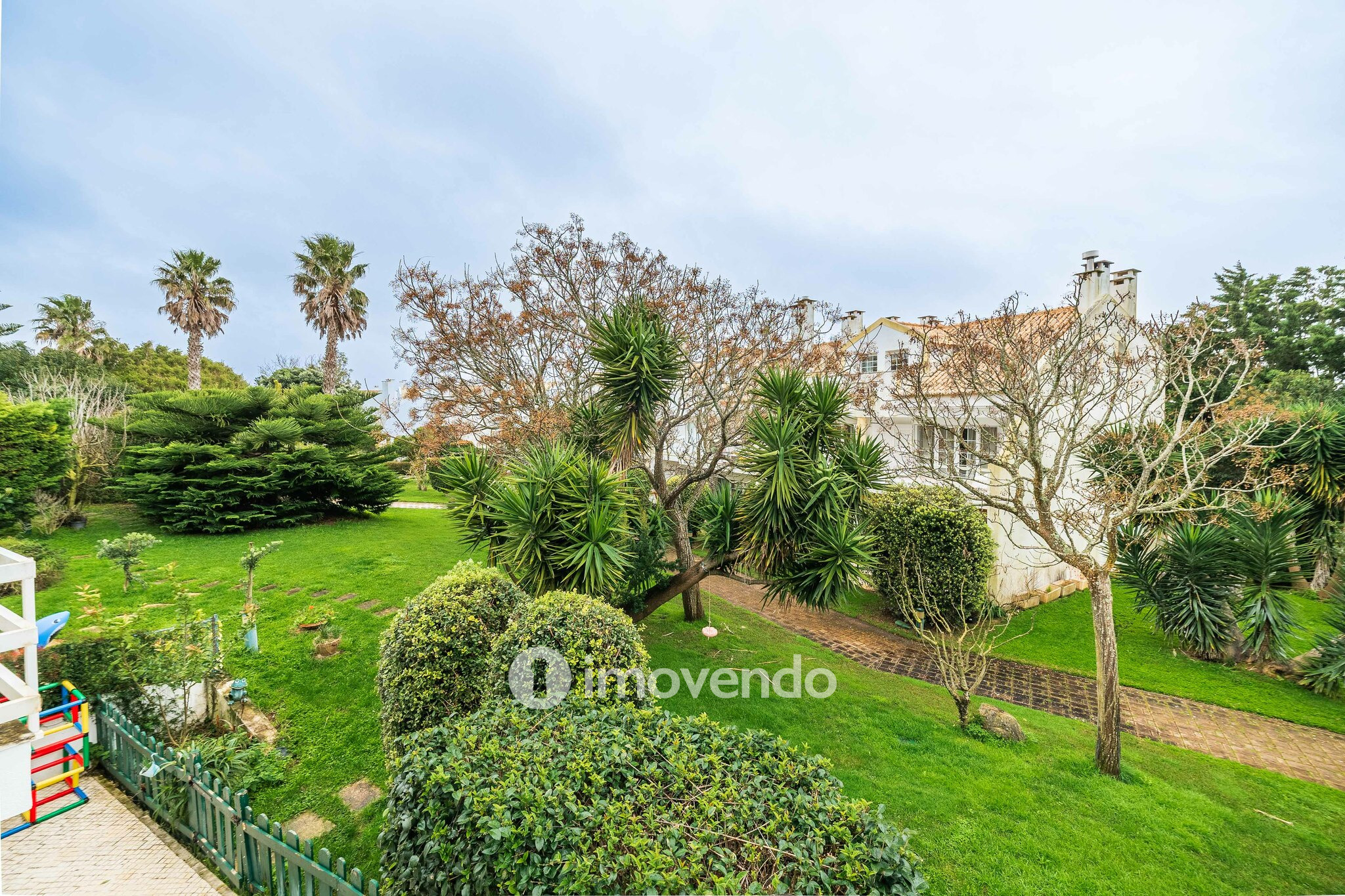 Moradia T5+2 com garagem, em condomínio com piscina, em Murches