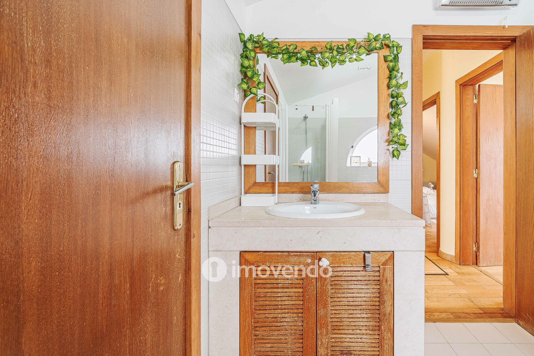 Moradia T5+2 com garagem, em condomínio com piscina, em Murches