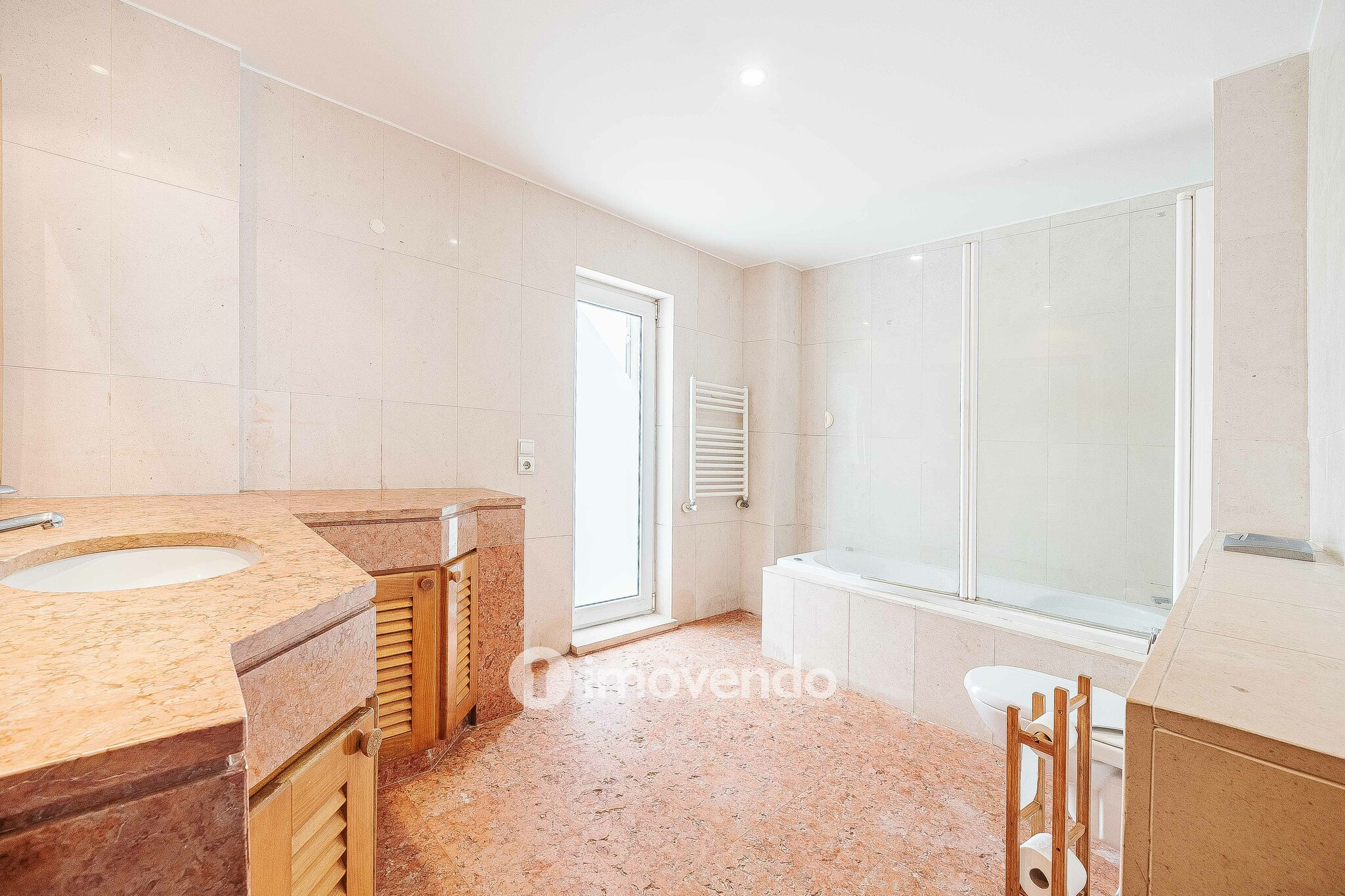 Moradia T5+2 com garagem, em condomínio com piscina, em Murches