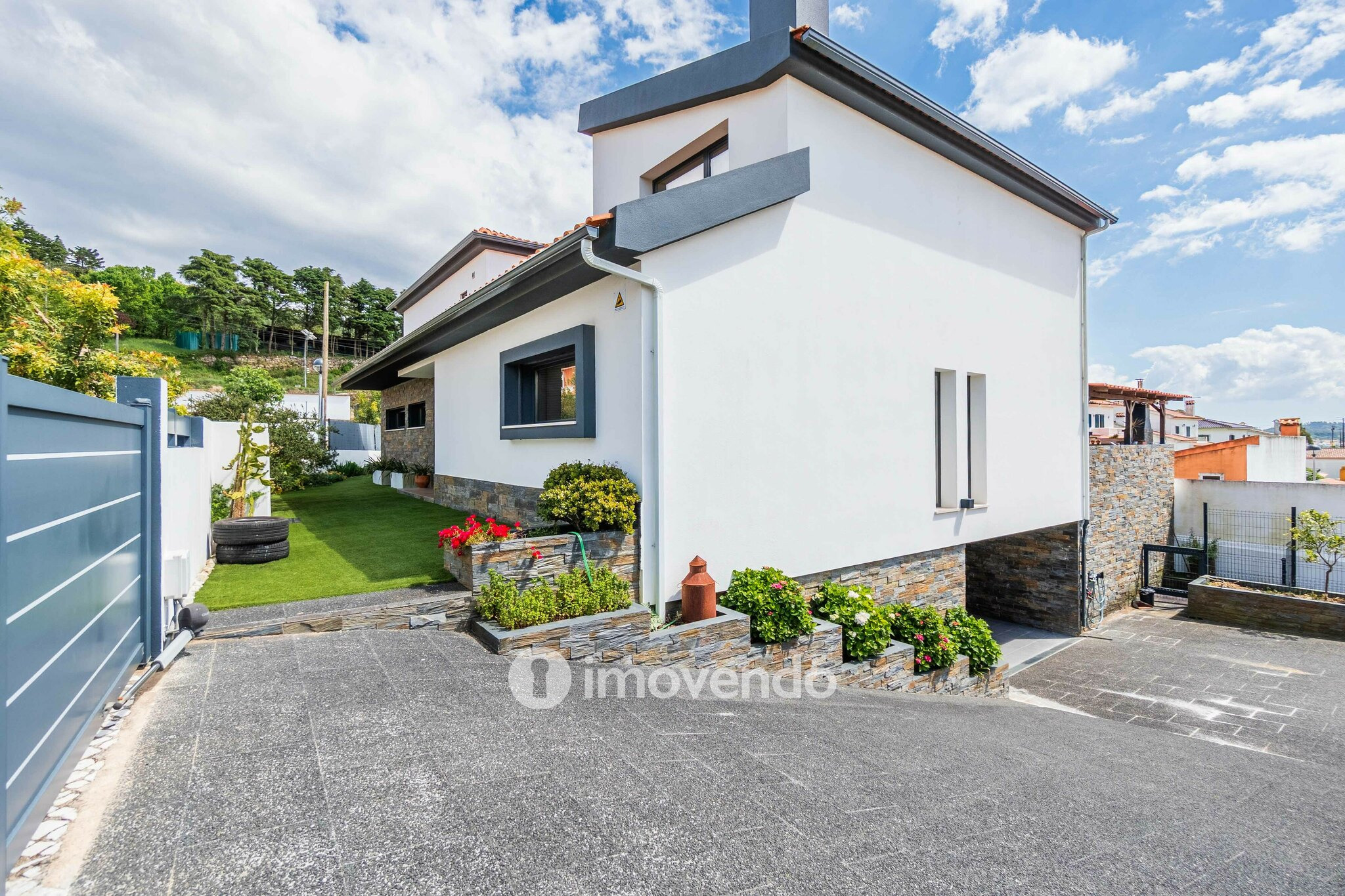 Moradia T5 exclusiva, com piscina e garagem, no Milharado, Mafra