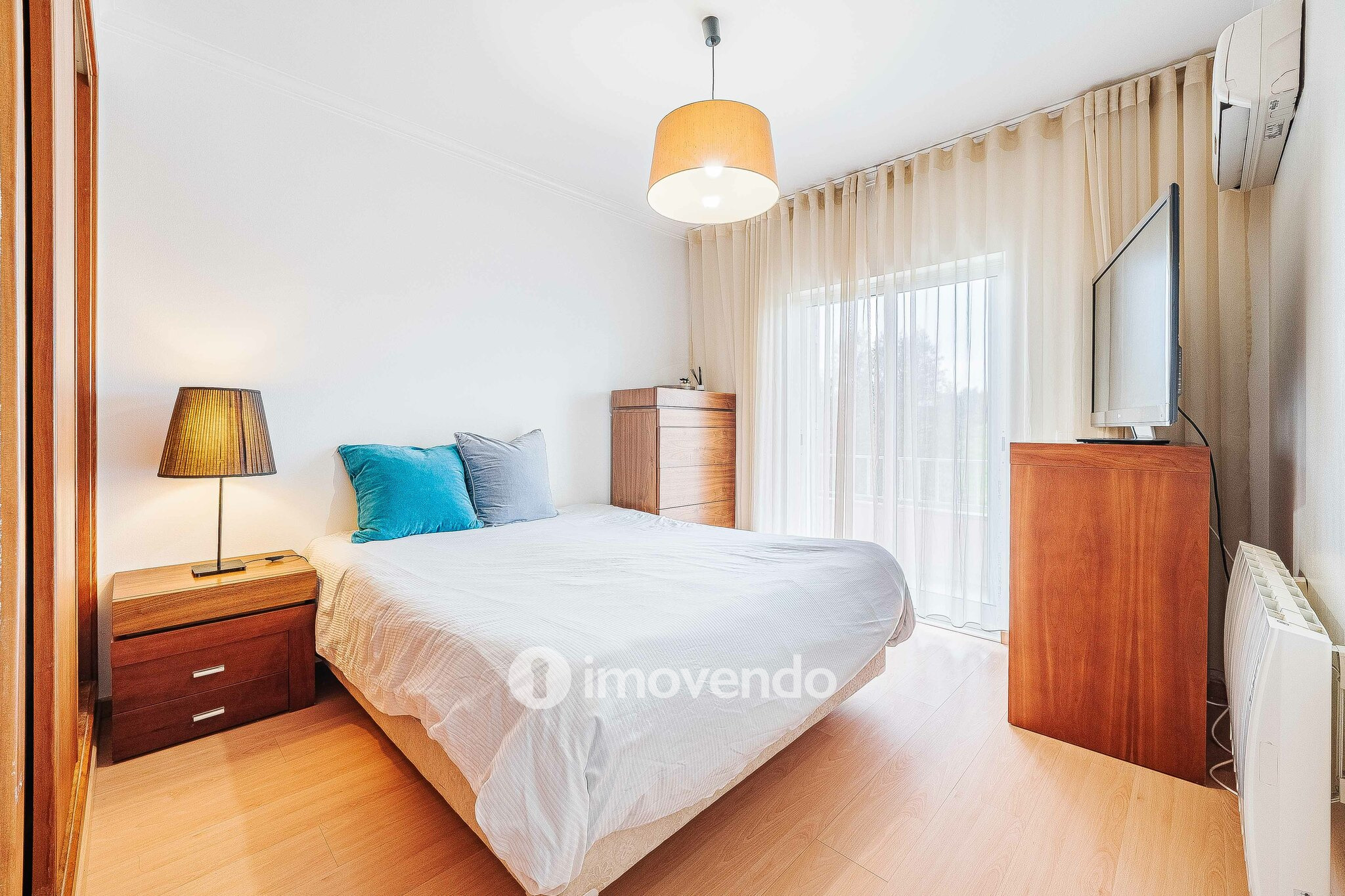 Andar de Moradia T2 Duplex, com garagem e logradouro, no Seixal