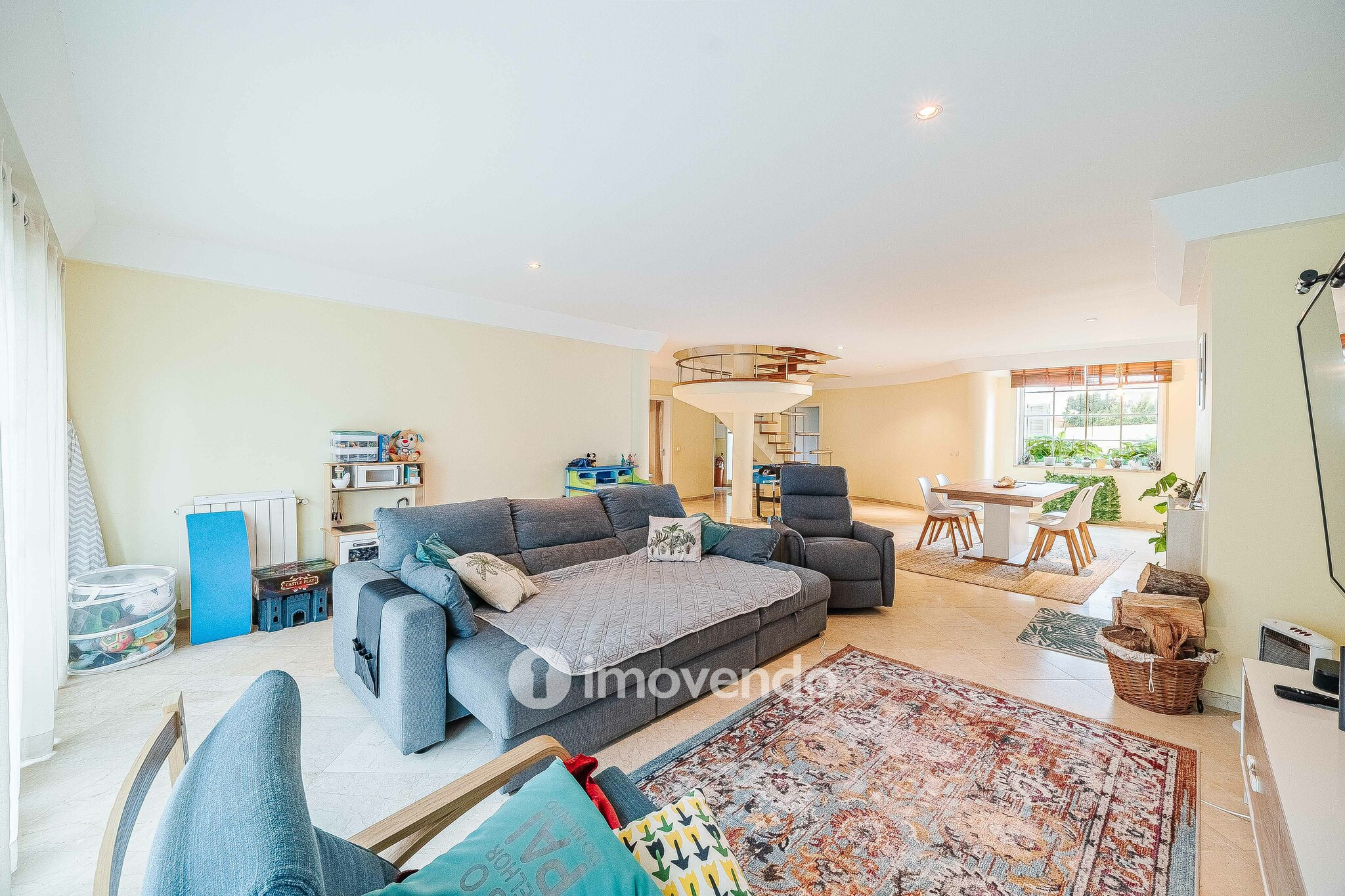 Moradia T5+2 com garagem, em condomínio com piscina, em Murches