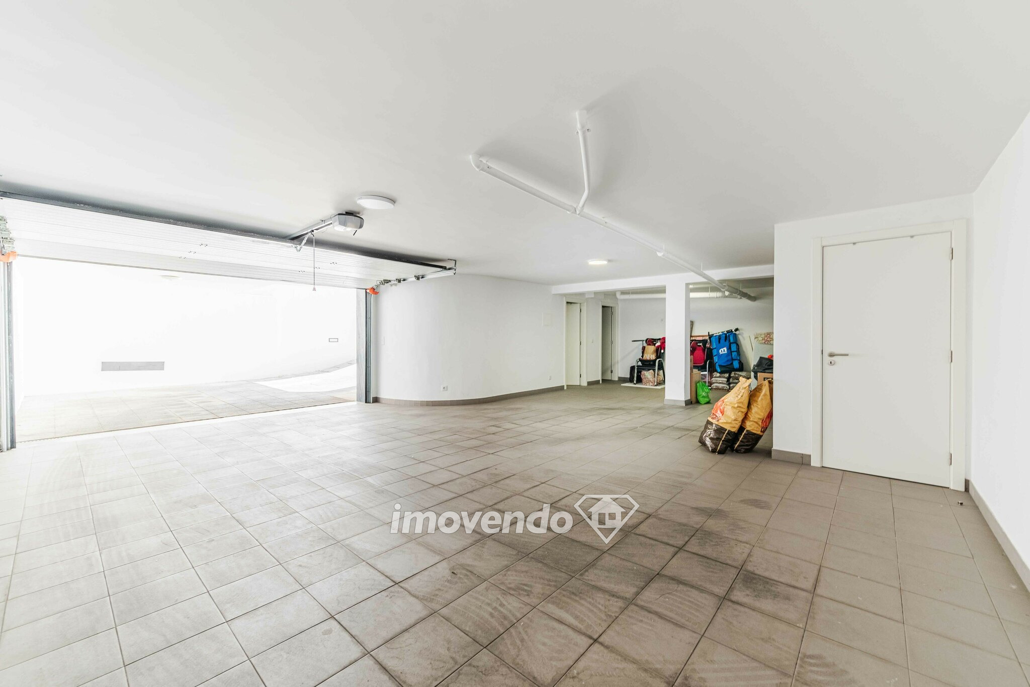 Moradia T5 moderna, com garagem e cozinha equipada, em Famões