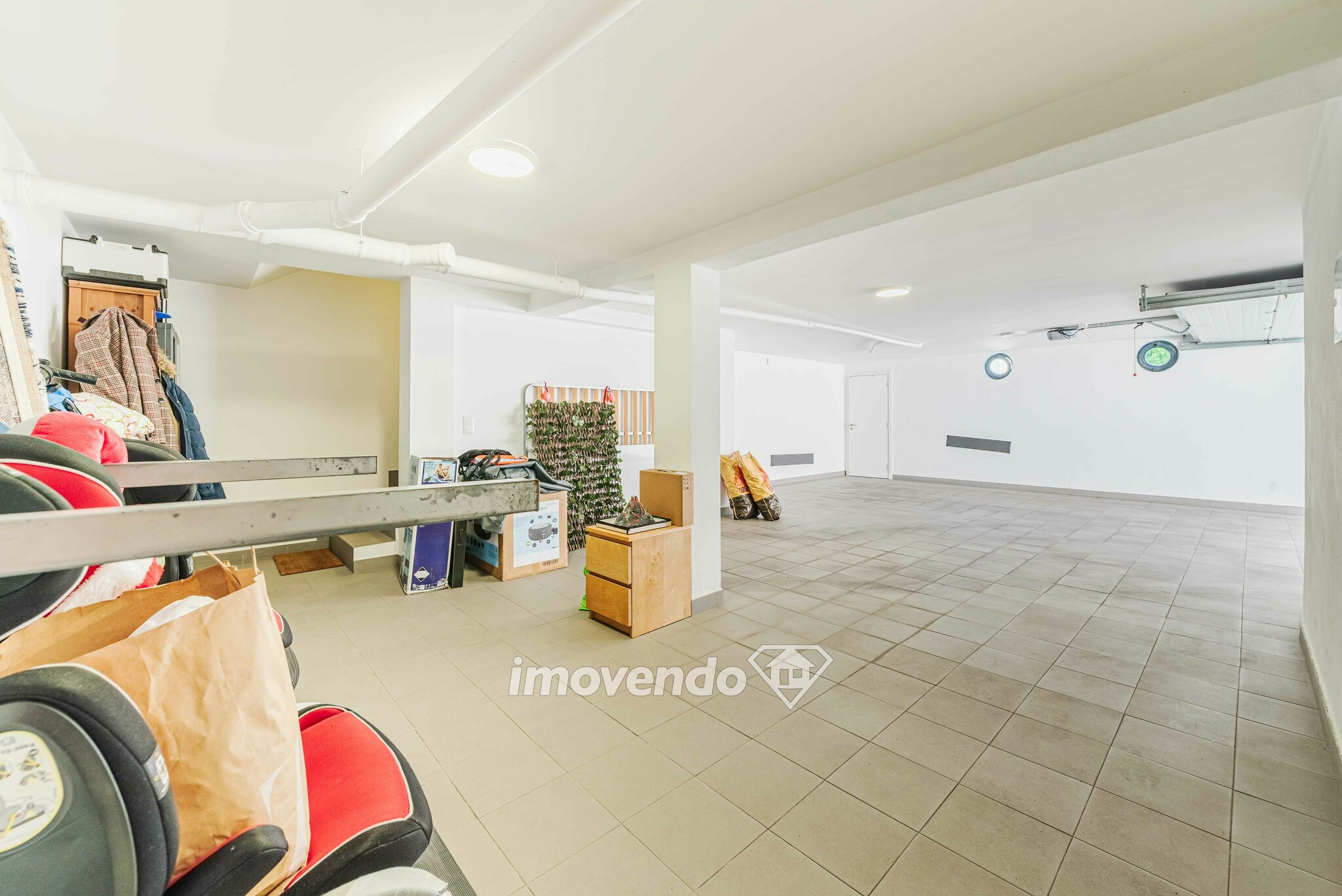 Moradia T5 moderna, com garagem e cozinha equipada, em Famões