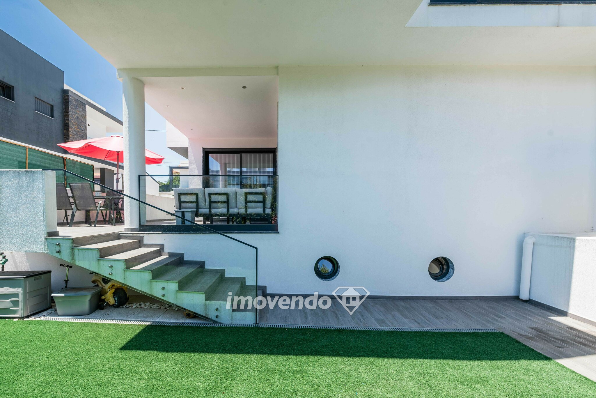 Moradia T5 moderna, com garagem e cozinha equipada, em Famões