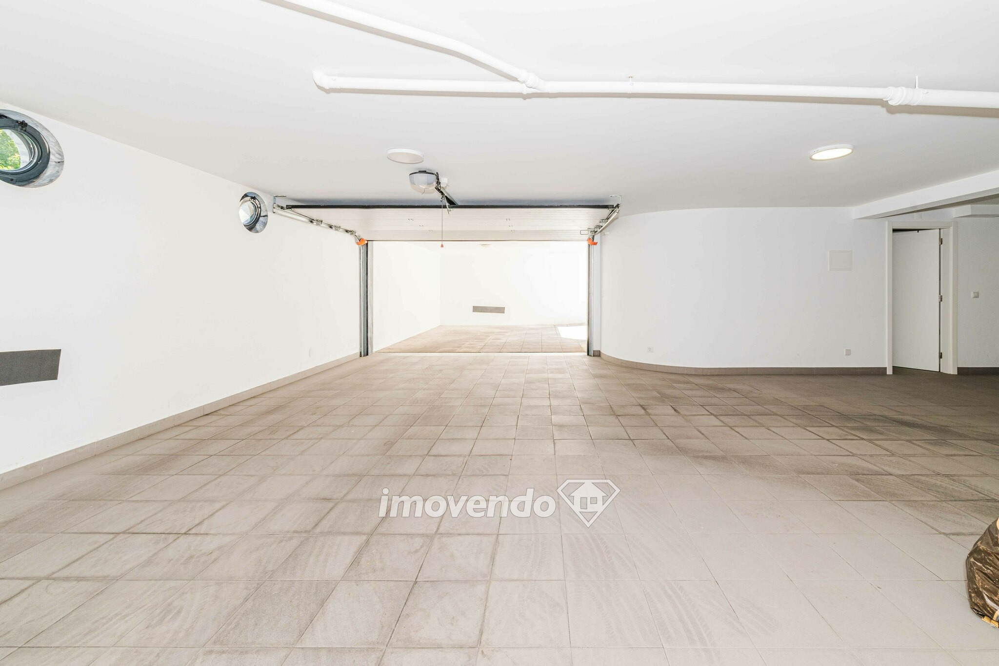 Moradia T5 moderna, com garagem e cozinha equipada, em Famões