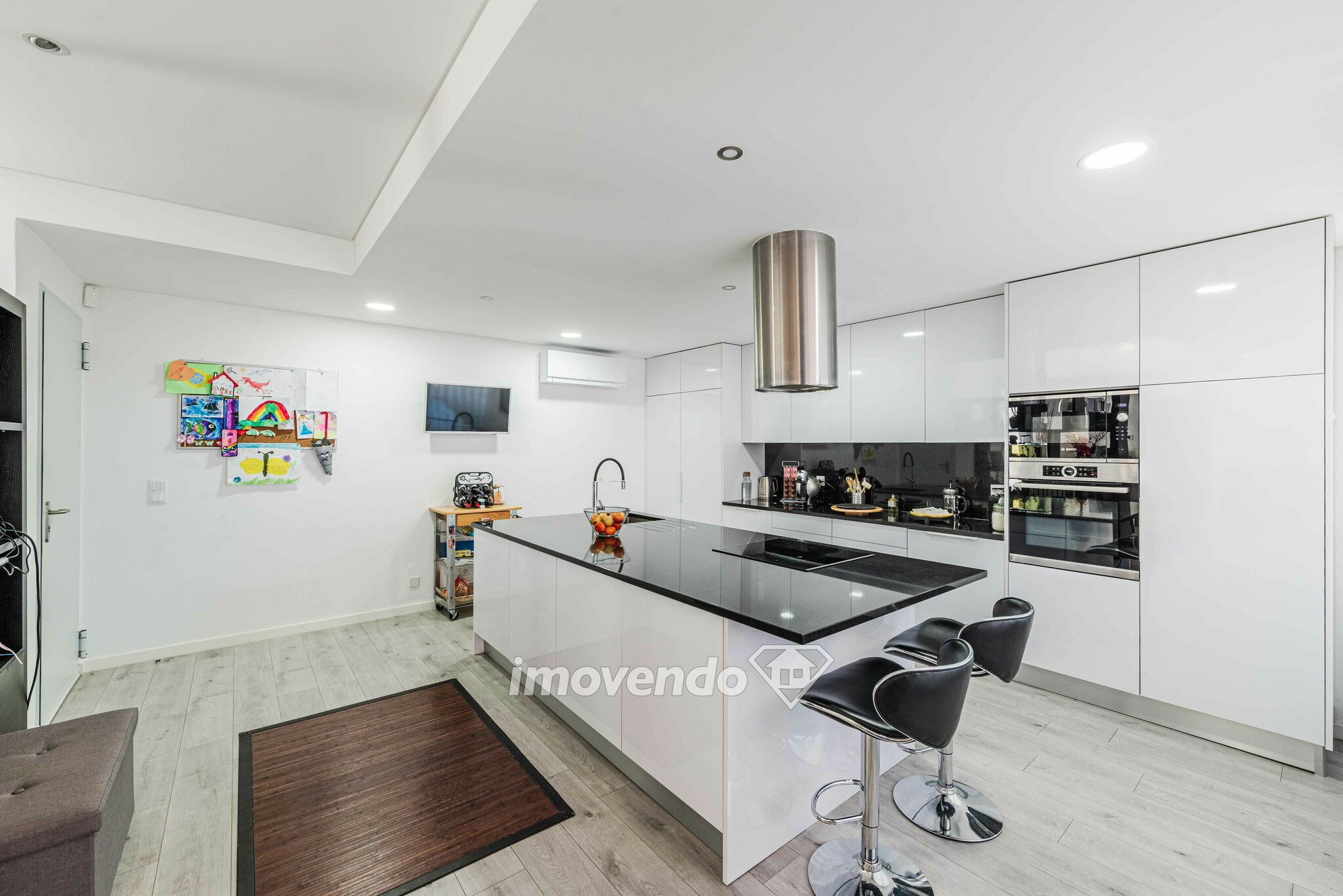 Moradia T5 moderna, com garagem e cozinha equipada, em Famões