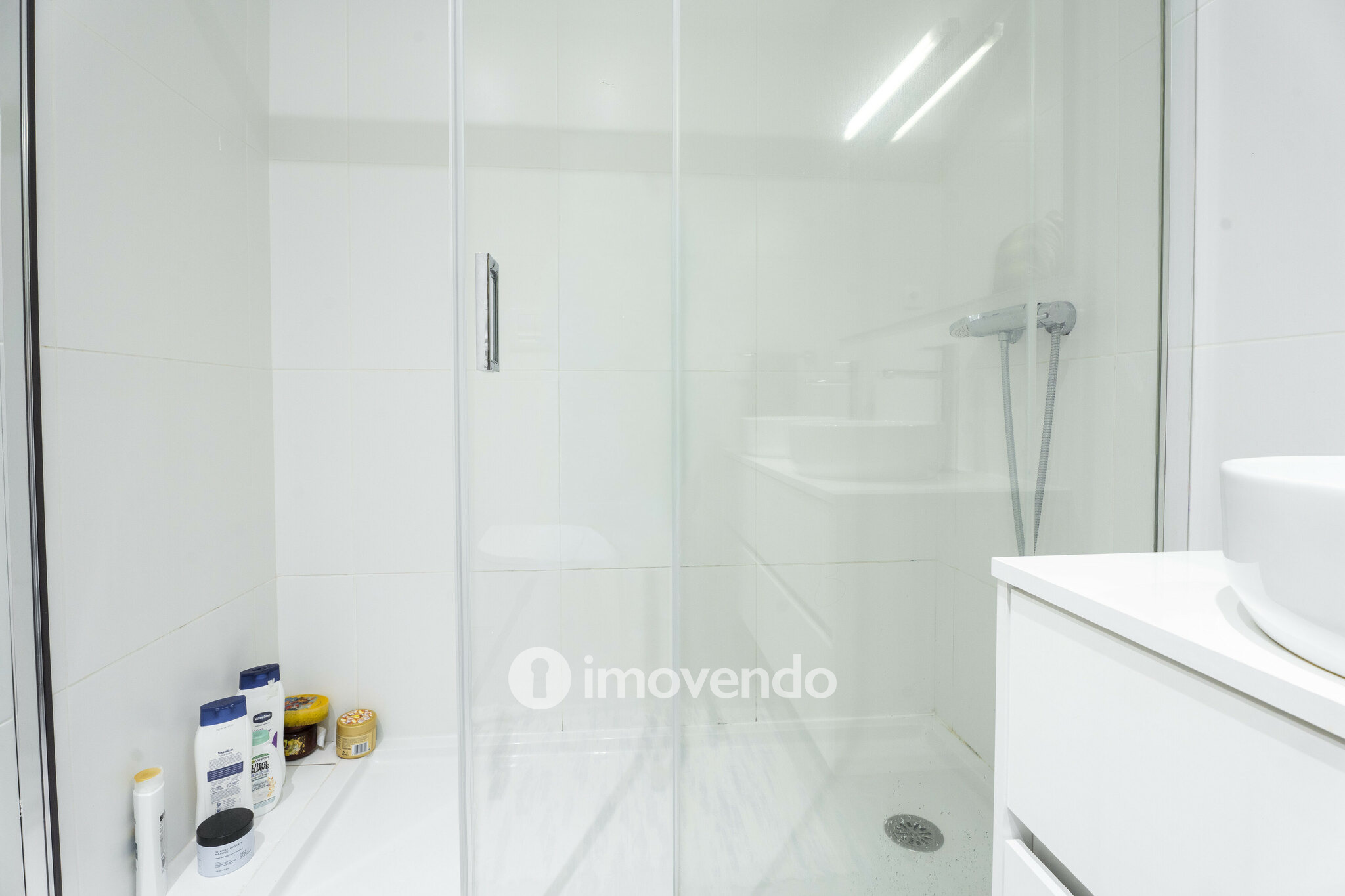 Apartamento T3 moderno, com garagem e varanda, em Braga