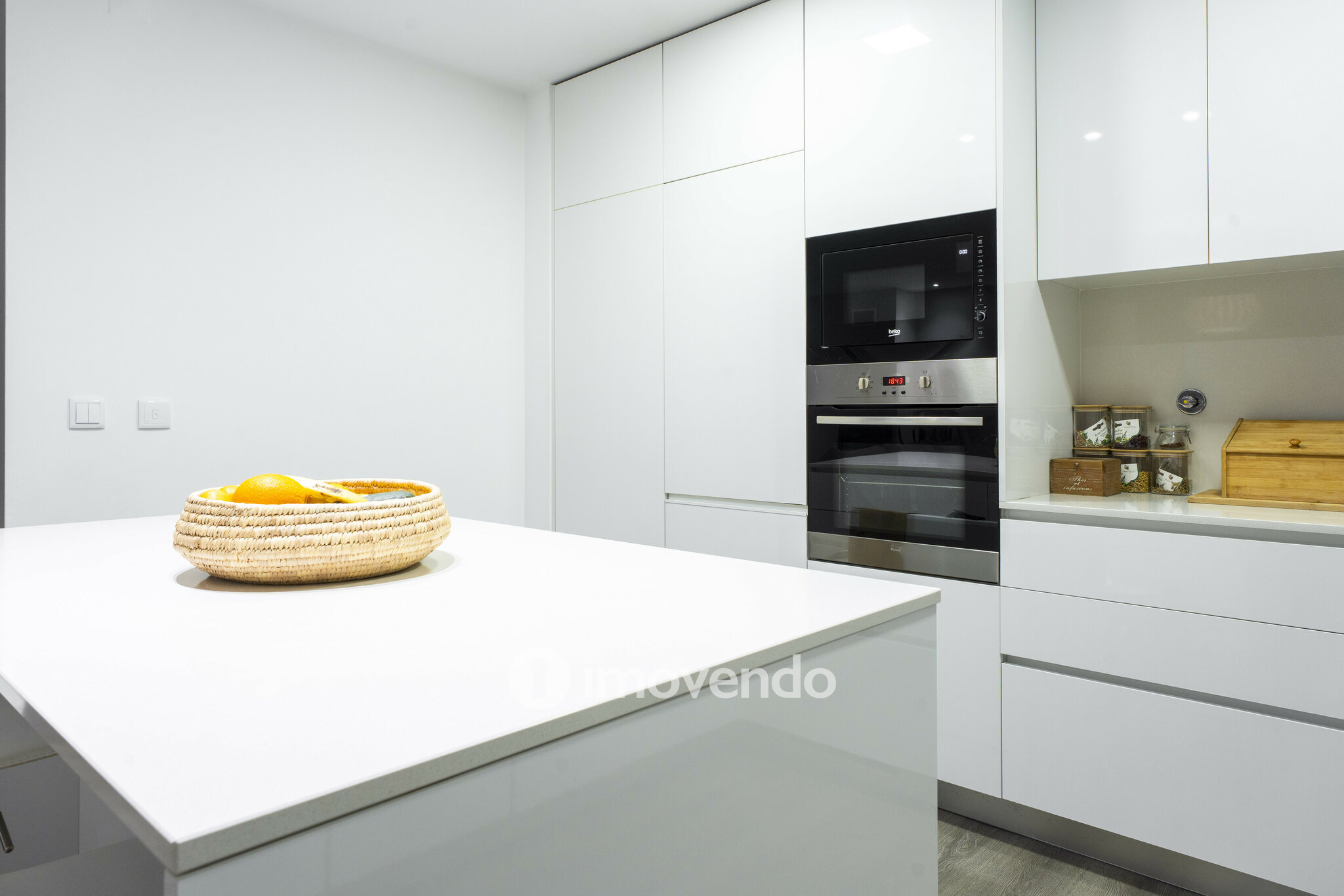 Apartamento T3 moderno, com garagem e varanda, em Braga