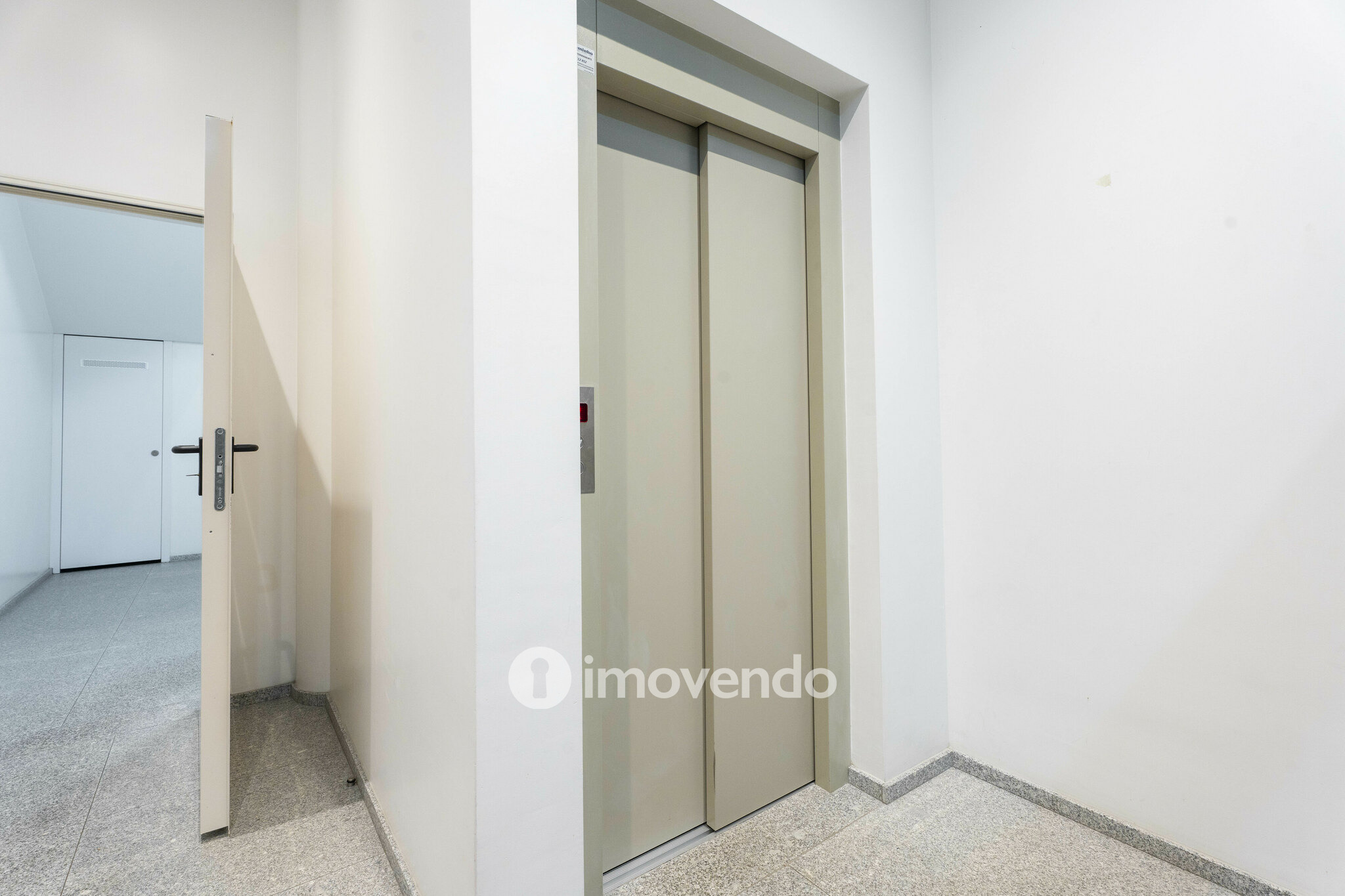 Apartamento T3 moderno, com garagem e varanda, em Braga