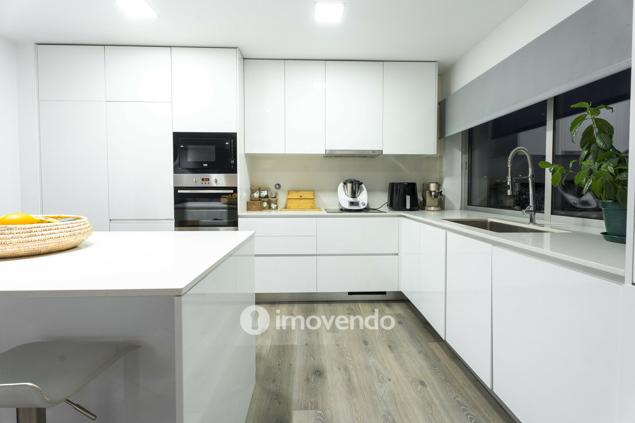 Apartamento T3 moderno, com garagem e varanda, em Braga