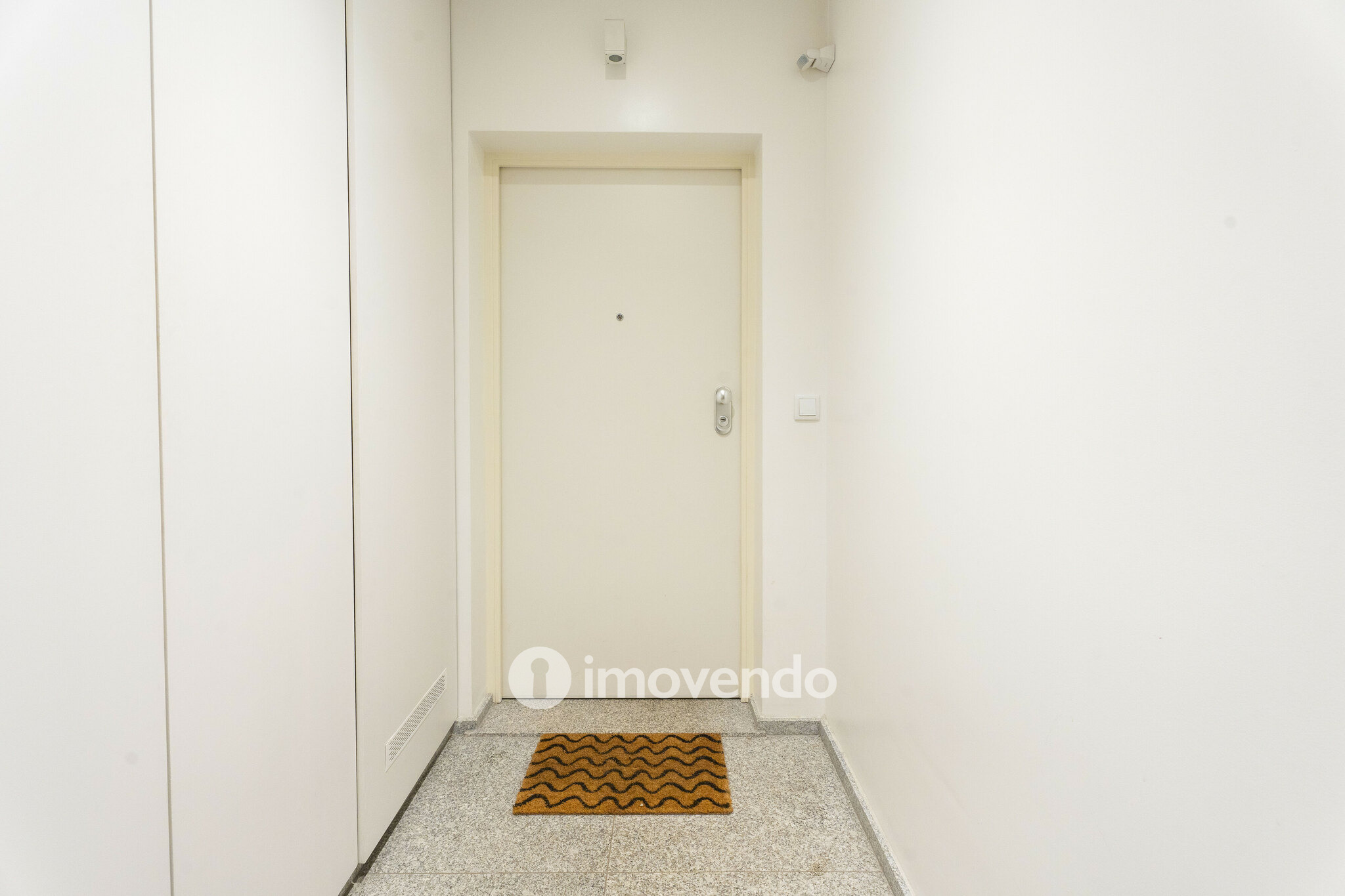 Apartamento T3 moderno, com garagem e varanda, em Braga