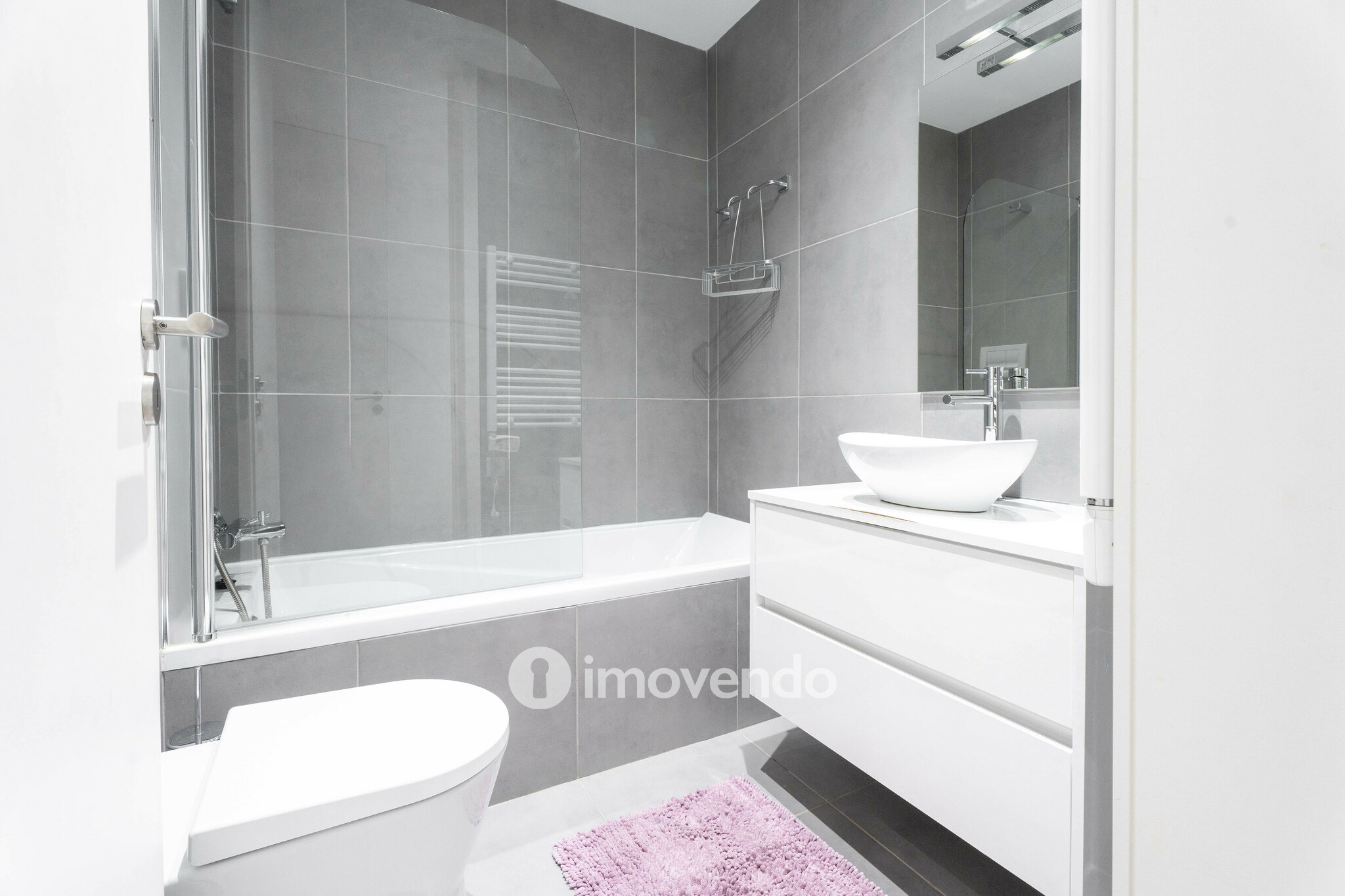 Apartamento T3 moderno, com garagem e varanda, em Braga