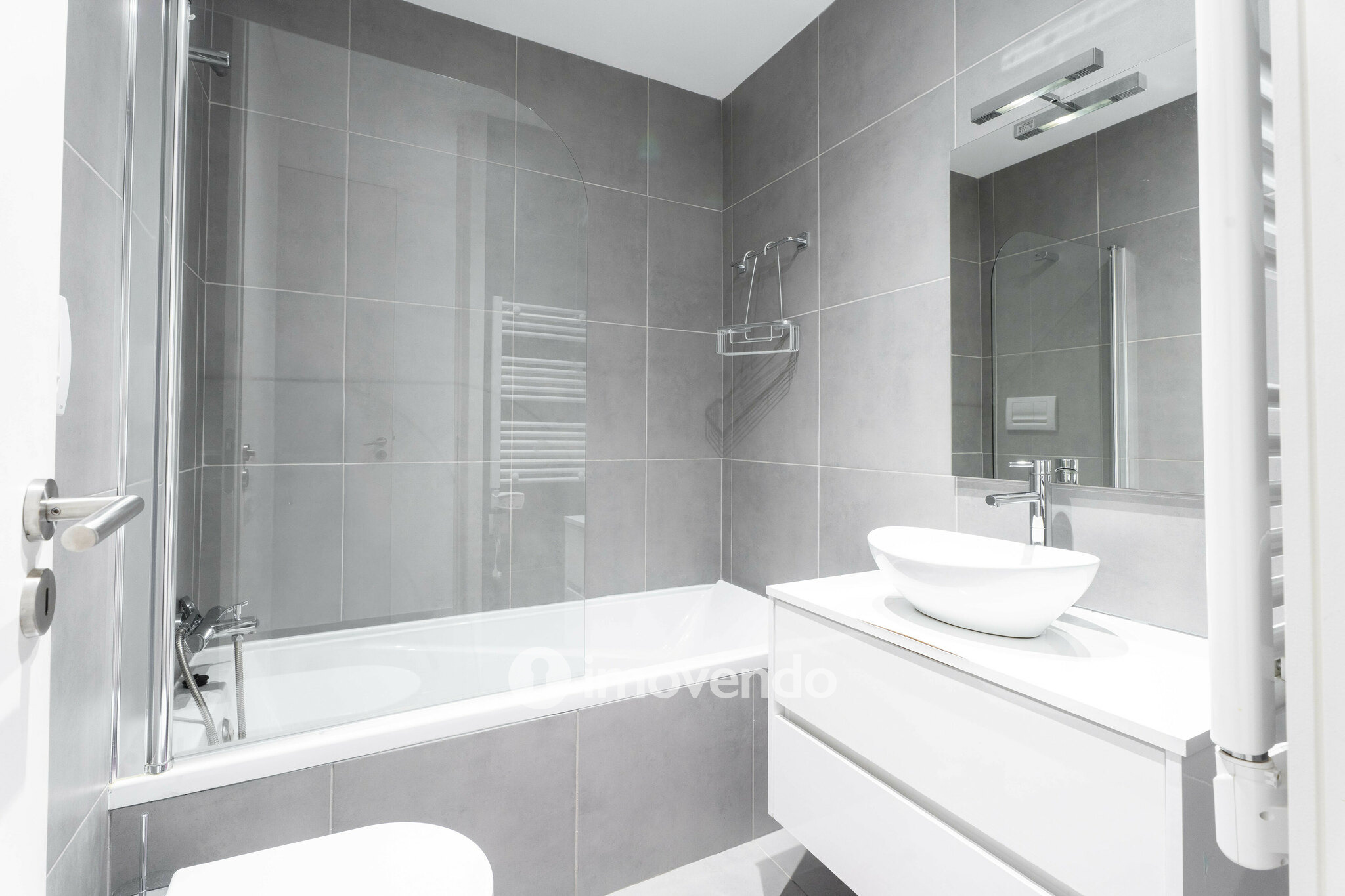 Apartamento T3 moderno, com garagem e varanda, em Braga