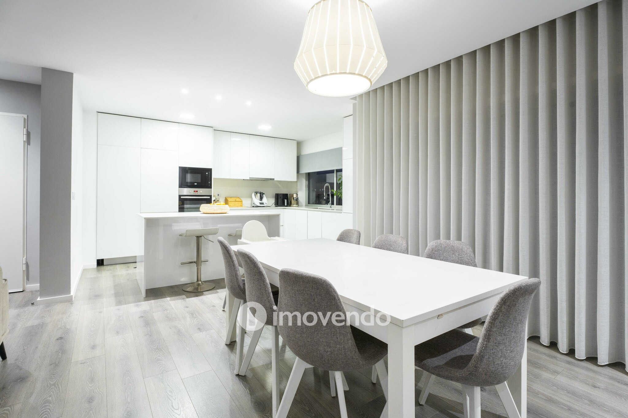 Apartamento T3 moderno, com garagem e varanda, em Braga