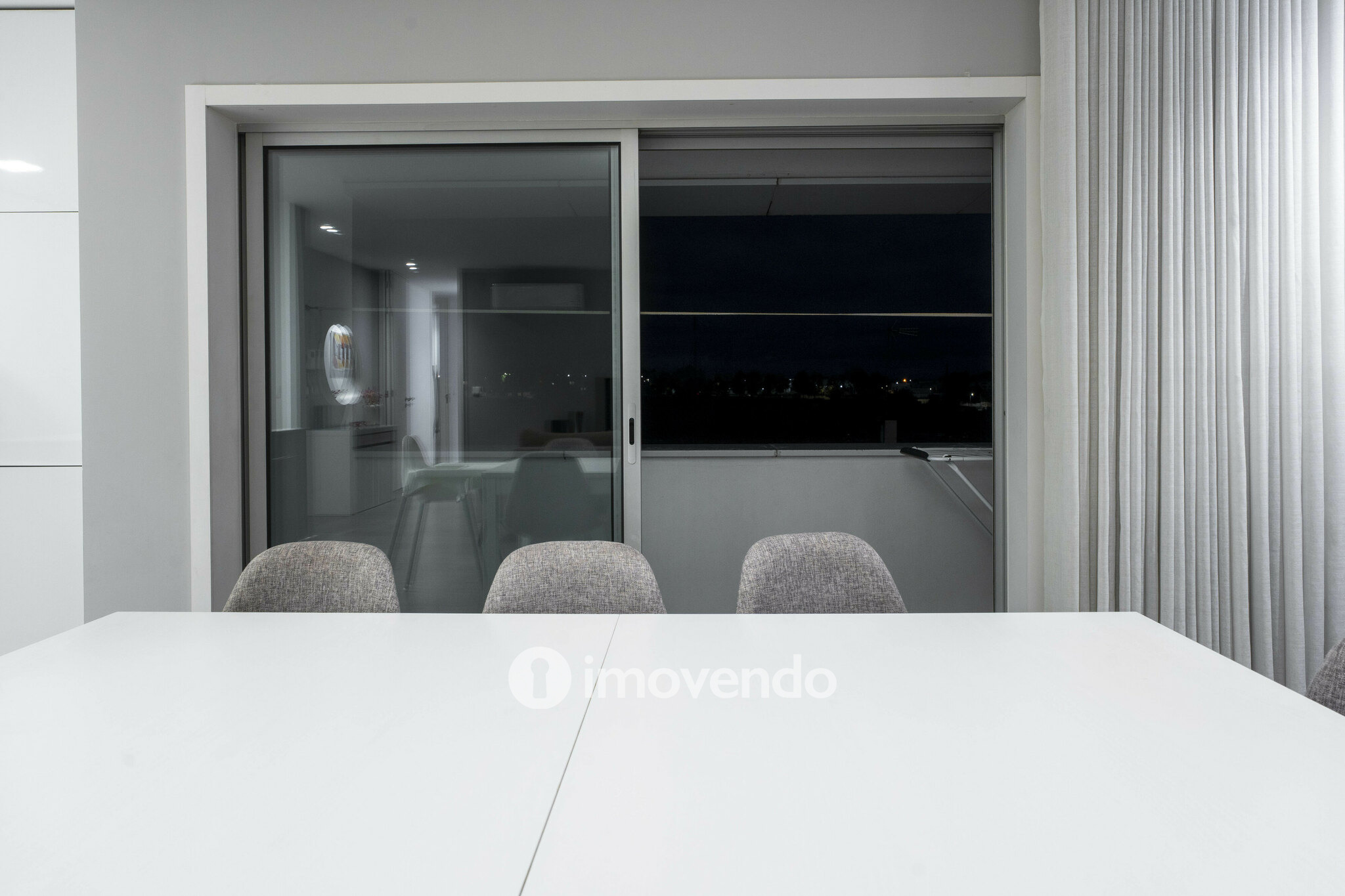 Apartamento T3 moderno, com garagem e varanda, em Braga