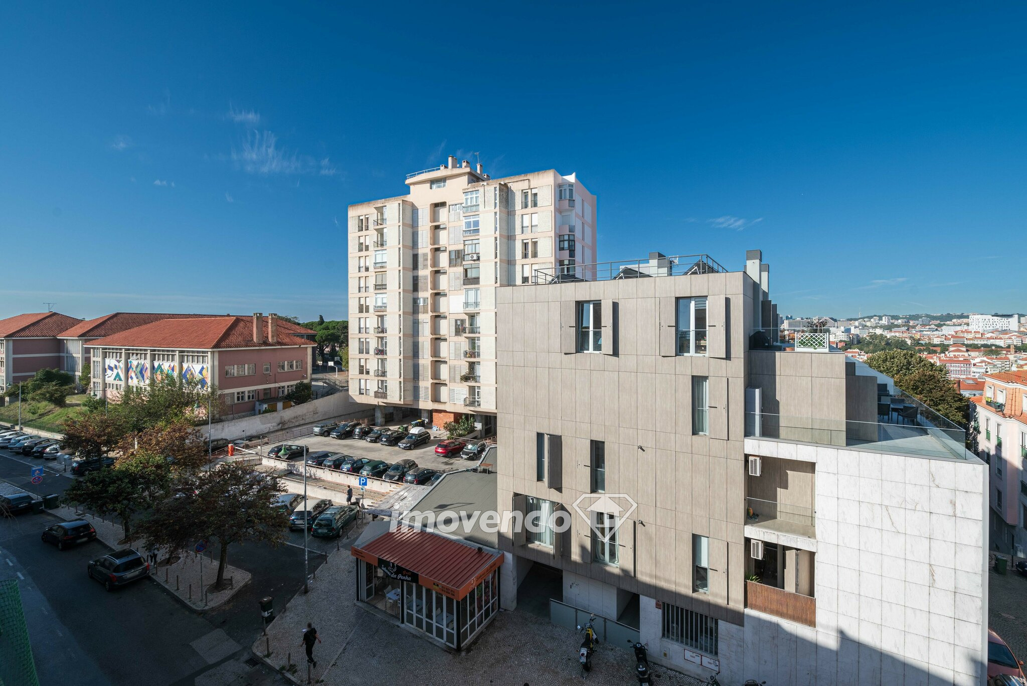 Apartamento T2 remodelado, com terraço, na Penha de França, Lisboa
